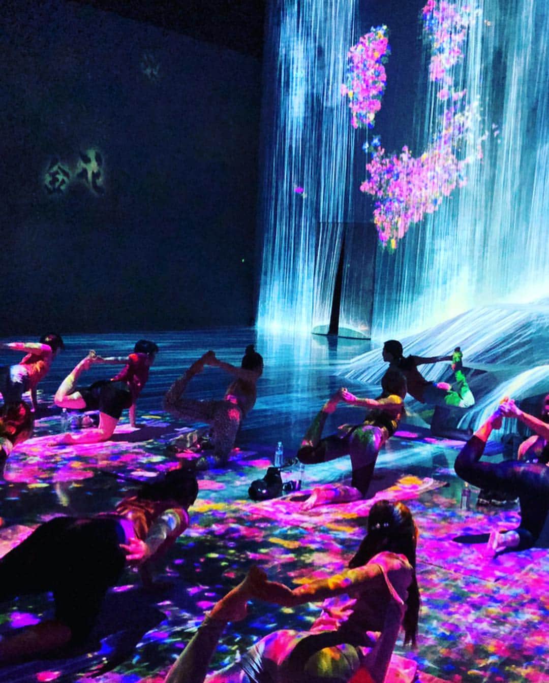 菅又菜摘（ナツ）さんのインスタグラム写真 - (菅又菜摘（ナツ）Instagram)「🧘🏾‍♀️ @rairairaika yoga lesson @teamlab_borderless @baitoru_official #raika #rairairaika #raikayoga #yoga #teamlab #baitoru #teamlabborderless #odaiba #fit #fitgirl #fitness #fitnessgirl #bodymake #tannedgirl #asiangirl #kogenatsu #焦げNATSU #こげなつ」4月25日 11時28分 - kogenatsu920