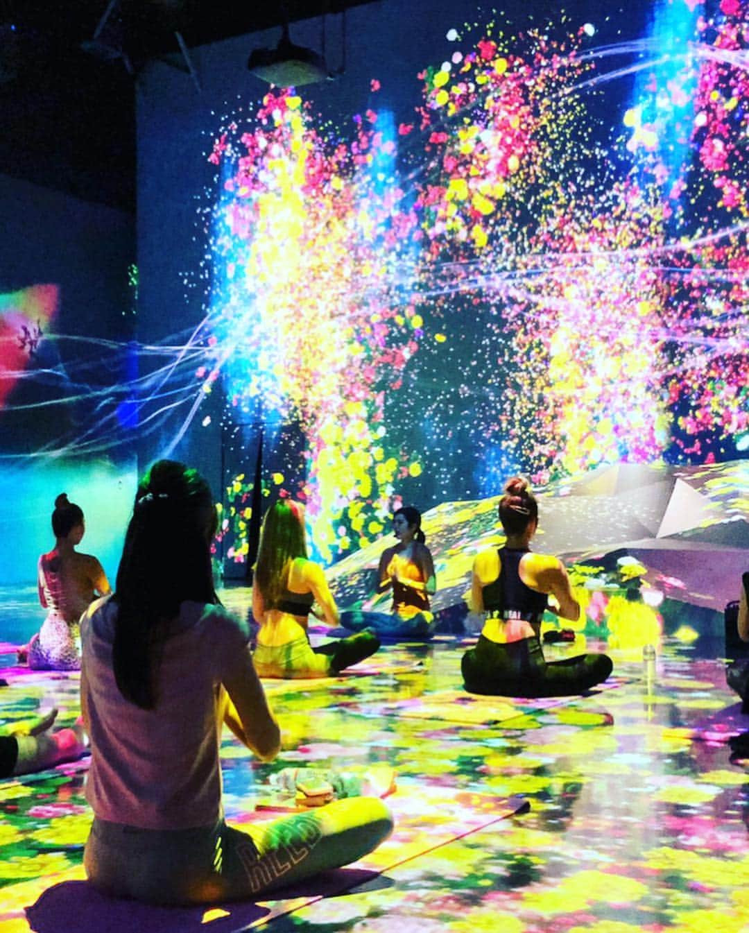 菅又菜摘（ナツ）さんのインスタグラム写真 - (菅又菜摘（ナツ）Instagram)「🧘🏾‍♀️ @rairairaika yoga lesson @teamlab_borderless @baitoru_official #raika #rairairaika #raikayoga #yoga #teamlab #baitoru #teamlabborderless #odaiba #fit #fitgirl #fitness #fitnessgirl #bodymake #tannedgirl #asiangirl #kogenatsu #焦げNATSU #こげなつ」4月25日 11時28分 - kogenatsu920