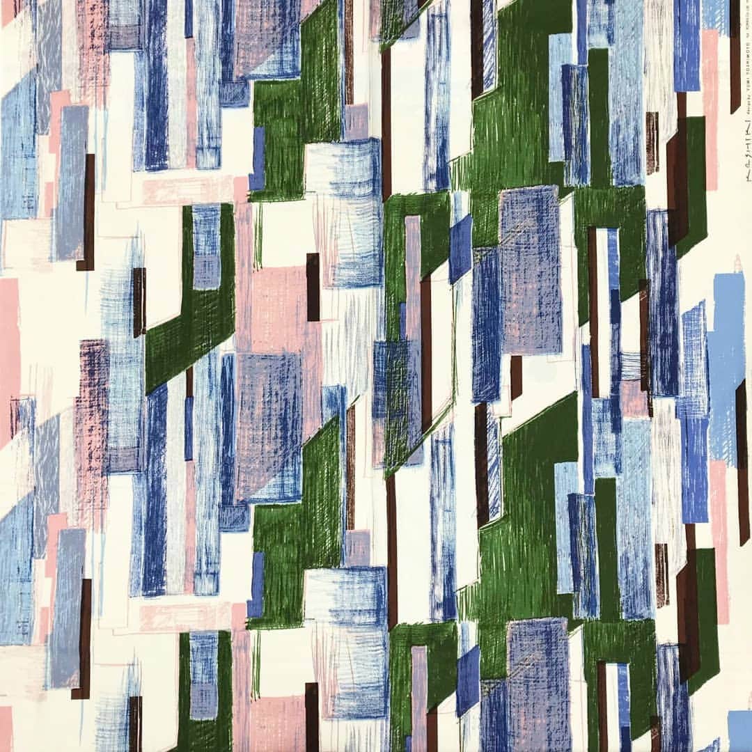 マーノクレアール (手芸のオカダヤグループ)さんのインスタグラム写真 - (マーノクレアール (手芸のオカダヤグループ)Instagram)「風景画を飾るように、生活を彩る布 をコンセプトにした『KESHIKI（ケシキ）』の生地が入荷しました。オフィス街に立ち並ぶビル群をモチーフに描かれた柄です。大胆な色とカタチのコントラストが素敵です。 . 薄手で柔らかくしなやか生地なので、こんな風にギャザーを寄せたデザインのワンピース、スカートにおすすめです。カーテンやクッションなど、インテリアにも。 . ▼生地 KESHIKI-ケシキ- office street 綿100％ 約106cm巾 ￥129(税込)※10cmあたりの価格 . ▼取扱店舗 マーノクレアール各店 ホビースクランブル各店 オカダヤ新宿アルタ生地館 オカダヤ町田店 オカダヤオンラインショップ . --------- #会員様限定！20％OFFセール開催中です☆ . ▼期間 4/25(木)～4/30(火) . ▼開催店舗 オカダヤ町田店 ホビースクランブル各店 マーノクレアール各店 ※オカダヤ新宿本店・オカダヤ新宿 アルタ生地館では開催いたしません . ▼開催内容 会員限定にて全品20％OFF※ ※書籍,特価品等,一部割引除外品がございます。詳しくは店頭販売員までお尋ねください。 詳しくは「マーノクレアール セール」で検索してみて下さい♪ こちらの生地も割引きになります --------- . #YUMIYOSHIMOTO #keshikidesignbyyumiyoshimoto #ケシキ #KESHIKI #kokka #kokkafabric #布博 #生地 #ファブリック #テキスタイル #ミシン部 #手作りのある暮らし #ソーイング #手芸好きさんと繋がりたい #手芸好きな人と繋がりたい #nunohaku #textile #fabric #cloth #handmade #sewing #マーノクレアール #manocreare #ホビースクランブル #HOBBYSCRAMBLE #オカダヤ #okadaya」4月25日 11時30分 - manocreare