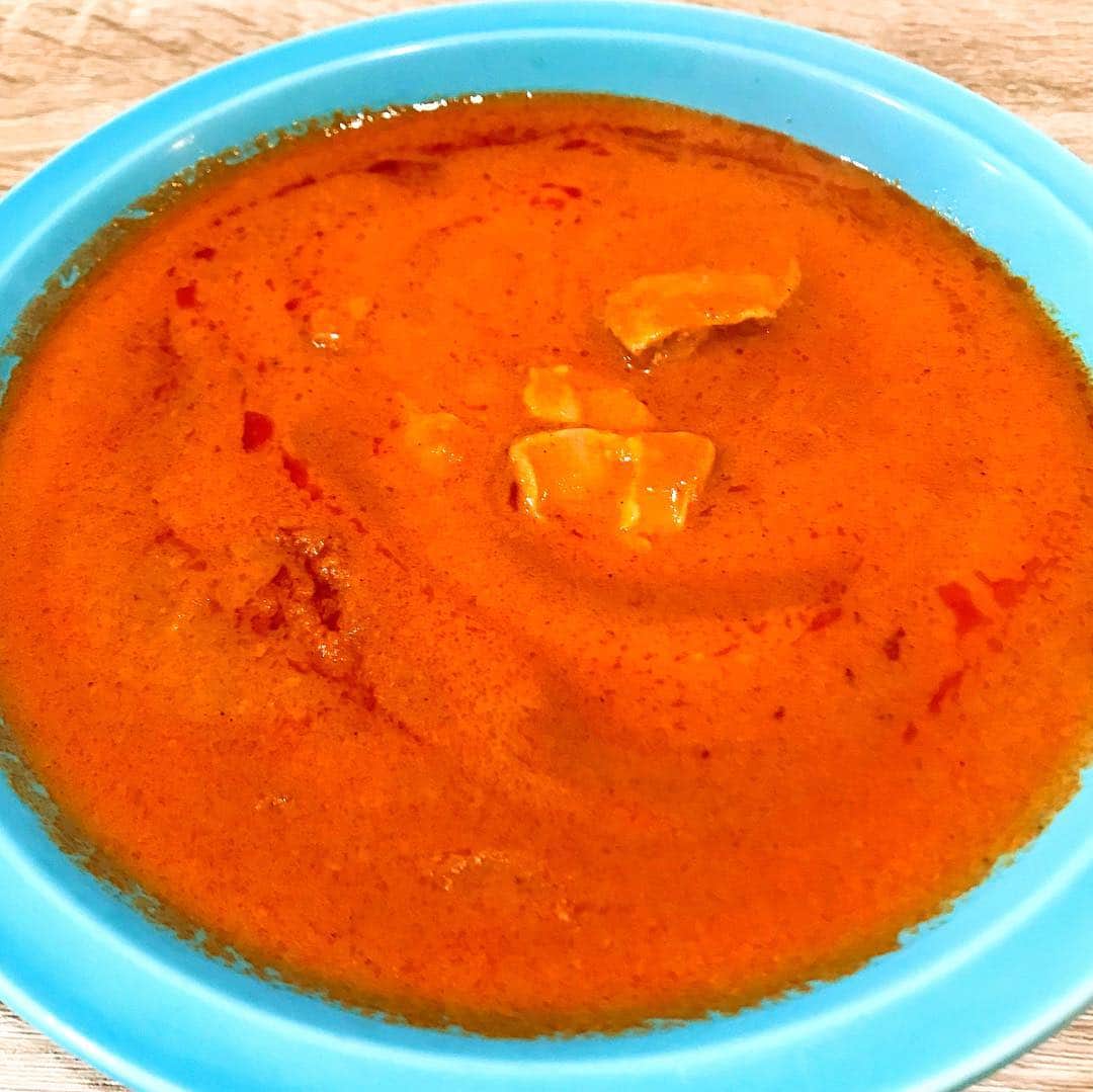 森野光晴のインスタグラム：「レトルトカレー食べ比べ その8 mandara バターチキンカレー  間違いなく美味いバターチキンカレー。 無印のやつが人気だけど、そっちよりしっかり量もあって良いね。  #レトルトカレー #ライス抜き」