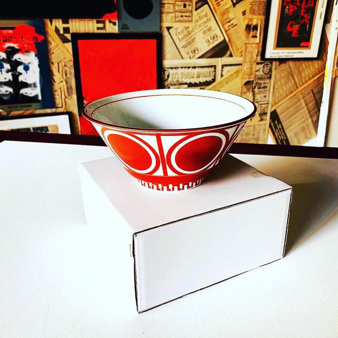 宮田麺児のインスタグラム：「デザイナー 周さんより。  究極のラーメン鉢 究極のデザイン。 「位の高い要人に贈呈したとされる赤玉瓔珞紋をソリッドに削ぎ落とし今使ってみたいモノに図案化したもの。 有田の隣町である波佐見で焼成したのも、肥前地区400年の歴史を紐解きながらデザインに適した場所で制作しています。」 有田は装飾を足していく所。 波佐見は装飾を削ぎ落としてきた所。  #デザイン#波佐見焼#赤玉瓔珞#歴史#伝統#有田焼#ラーメン鉢#ラーメン」