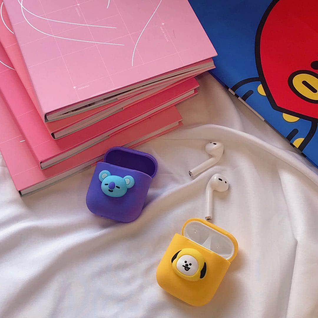 葉晟睿さんのインスタグラム写真 - (葉晟睿Instagram)「my new BT21 AirPods cases + map of the soul: persona albums ⠀ #bt21 #bangbangcon #mapofthesoulpersona #防彈 #防彈少年團 #防弹少年团 #南俊 #碩珍#智旻#泰亨#玧其#號錫#柾國 #防弾少年団 #airpods殼 #耳機殼 #chimmy #airpodscase #bt21merchandise #tata #cooky #shooky #mang #rjbt21 #koya #chimmybt21 #koyabt21  #지금부터체조로에너지장전 #짐콕방콕방방콘 #내방을환하게밝혀줄아미밤준비」4月25日 11時33分 - kalvin.yeh