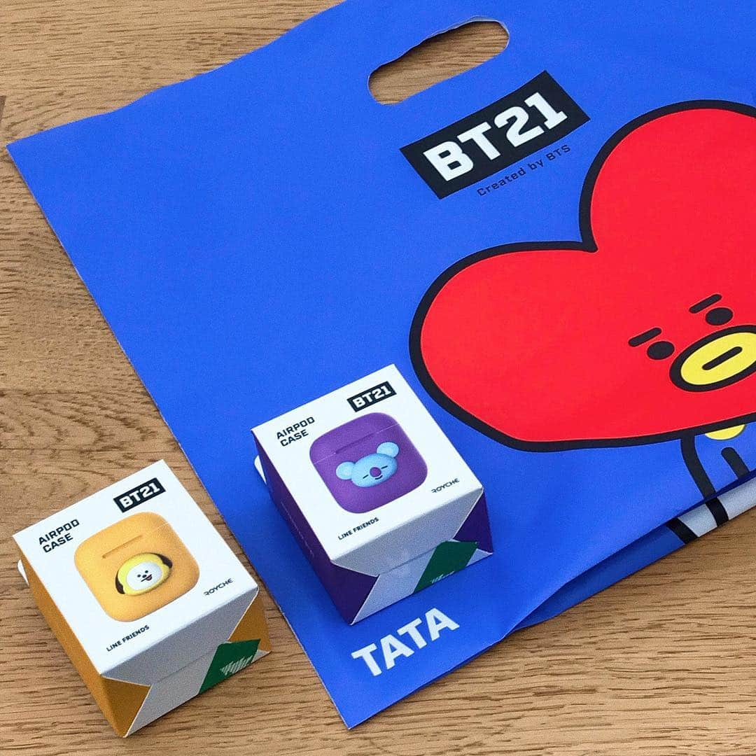 葉晟睿さんのインスタグラム写真 - (葉晟睿Instagram)「my new BT21 AirPods cases + map of the soul: persona albums ⠀ #bt21 #bangbangcon #mapofthesoulpersona #防彈 #防彈少年團 #防弹少年团 #南俊 #碩珍#智旻#泰亨#玧其#號錫#柾國 #防弾少年団 #airpods殼 #耳機殼 #chimmy #airpodscase #bt21merchandise #tata #cooky #shooky #mang #rjbt21 #koya #chimmybt21 #koyabt21  #지금부터체조로에너지장전 #짐콕방콕방방콘 #내방을환하게밝혀줄아미밤준비」4月25日 11時33分 - kalvin.yeh