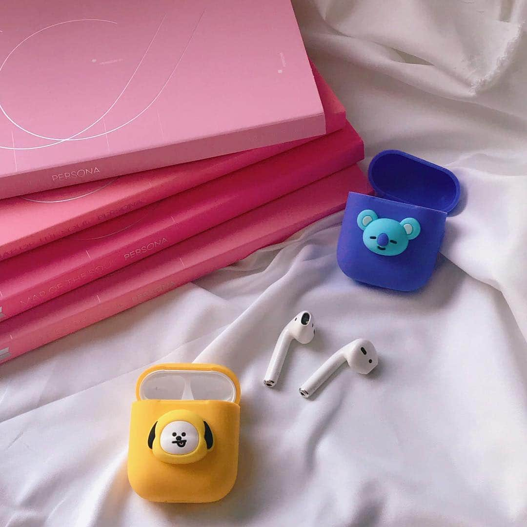 葉晟睿さんのインスタグラム写真 - (葉晟睿Instagram)「my new BT21 AirPods cases + map of the soul: persona albums ⠀ #bt21 #bangbangcon #mapofthesoulpersona #防彈 #防彈少年團 #防弹少年团 #南俊 #碩珍#智旻#泰亨#玧其#號錫#柾國 #防弾少年団 #airpods殼 #耳機殼 #chimmy #airpodscase #bt21merchandise #tata #cooky #shooky #mang #rjbt21 #koya #chimmybt21 #koyabt21  #지금부터체조로에너지장전 #짐콕방콕방방콘 #내방을환하게밝혀줄아미밤준비」4月25日 11時33分 - kalvin.yeh