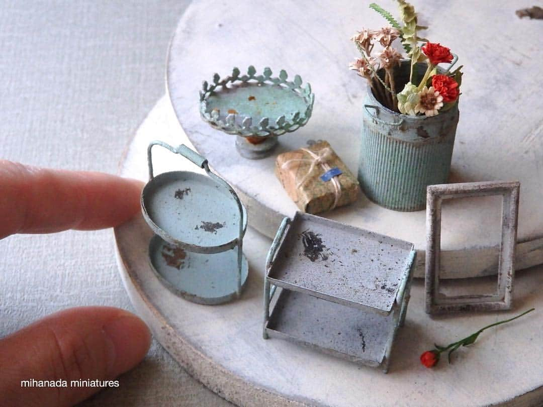 sae nakagawaのインスタグラム：「𓂃𓄼𓆹 Making rustic metal tiered tray☺︎ . 優しげな白やミハナダ色と、 擦れた汚れや赤褐色の錆とが、 良き雰囲気になりました☻」