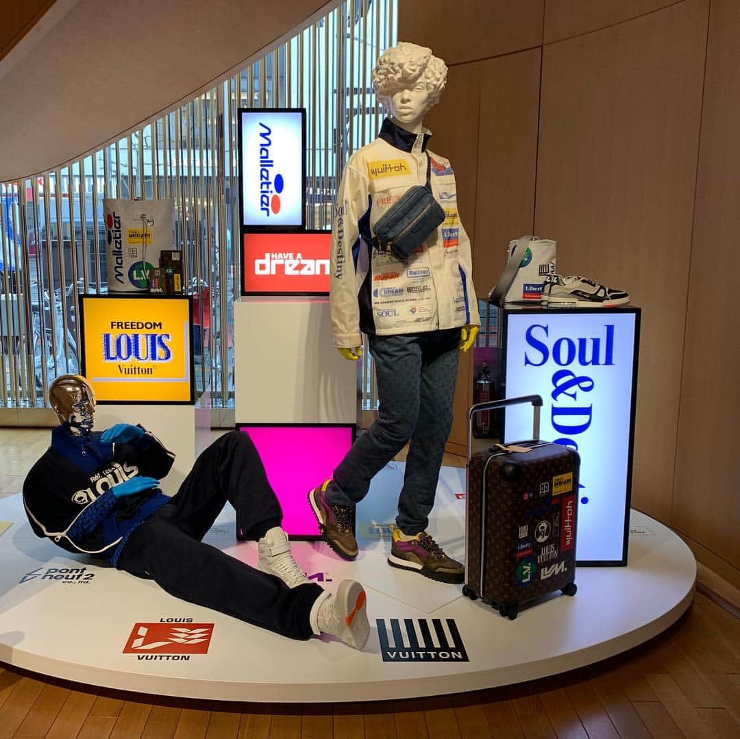 のインスタグラム：「@louisvuitton  ルイ・ヴィトンのメンズアーティスティック・ディレクターのヴァージル・アブローが手がける、初の2019FWプレコレクション。  過去と現在、未来が交差する「TOKYO」が全体のモチーフに。  ジャケットやバッグ、トロリーなどにマルチエンブレムをあしらったシリーズは、見た目もかなりインパクト大！  ストリート好きなアブロー氏らしく、スポーティなジャージーやハイカットスニーカーも目立った。  ステイプルプルコレクションは、折り畳み解説の絵もデザインに。  これらプレコレクションは、 明日4/26(金）〜、ルイ・ヴィトン新宿店と、大阪の阪急メンズ店にて先行発売スタート。  #louisvuitton」