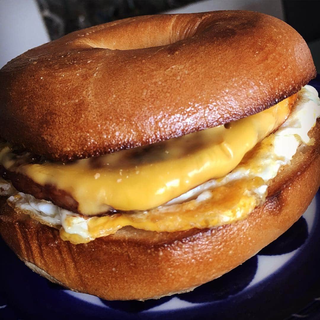 のインスタグラム：「Made a Sausage Egg and Cheese Bagel for Breakfast!  今朝はソーセージエッグチーズベーグルサンドを作りました〜！😋 #notdrunk #daddycooking #deandeandeli #bagelsandwich #パパ料理 #ディーンディーンデリ #ベーグルサンド #まいうー  @mariakamiyama  @deandeandeli」