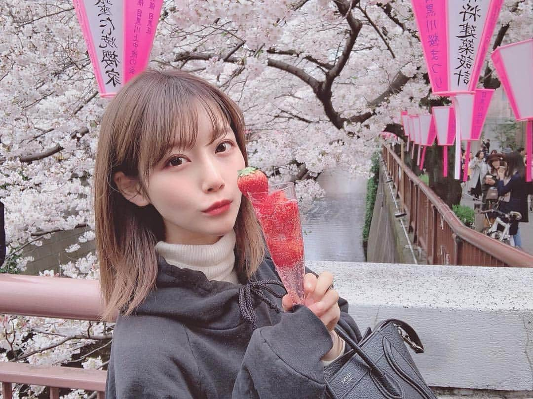 美女美容事情さんのインスタグラム写真 - (美女美容事情Instagram)「《今日は明るいうちに🌸》⠀ *⠀ リポストを使って、素敵な写真📷✨を投稿されてる方を紹介させて頂く⠀⠀⠀⠀ 【💄美女美容事情💅】のコーナーです✨⠀ *⠀⠀⠀⠀⠀⠀⠀ いいねやコメント、フォローして応援してね❤︎🥰🎶⁣⠀ *⠀⠀⠀⠀⠀⠀⠀ 今回ご紹介させて頂きますのは❤︎⠀ 蒼川愛さん< @tougarashi_suki >の素敵なお写真📸⠀ *⠀ いつもは夜通る道🙈この日は明るいうちに行ったそうです🌸いちごも美味しそう〜🍓写真いっぱいピンクで可愛いですね💕⠀ *⠀⠀ 蒼川愛さんのアカウントには他にも素晴らしい投稿が沢山ありますので是非覗いてみて💁‍♀️💙⠀ *⠀⠀ 蒼川愛さん< @tougarashi_suki >⠀ 素敵な投稿ありがとうございました☺️📸✨⠀⠀⠀⠀⠀⠀⠀⠀ △▼△▼△▼△▼△▼△▼△▼△▼△▼⠀⠀⠀⠀⠀⠀⠀⠀⠀⠀⠀⠀⠀⠀⠀⠀⠀⠀⠀⠀⠀⠀⠀⠀⠀⠀⠀⠀⠀⠀⠀⠀⠀ ❤🧡💛「美女美容事情」💚💙💜⠀⠀⠀⠀⠀⠀⠀⠀⠀⠀⠀⠀⠀⠀⠀ 👇掲載ご希望の方は👇⠀⠀⠀⠀⠀⠀⠀⠀⠀⠀⠀⠀⠀⠀⠀⠀ @b_b_j.jタグ付けと🖤 # ビジョビ⠀🖤⠀⠀⠀⠀⠀⠀⠀⠀⠀⠀⠀⠀⠀⠀⠀ をタグ付けお願いします✨⠀⠀⠀⠀⠀⠀⠀⠀⠀⠀⠀⠀⠀⠀⠀⠀ ――――――――――――――――⠀⠀⠀⠀⠀⠀⠀⠀⠀⠀⠀⠀⠀⠀⠀⠀⠀⠀⠀⠀⠀⠀⠀ ～姉妹アカウントのご紹介～⠀⠀⠀⠀⠀⠀⠀⠀⠀⠀⠀⠀⠀⠀⠀⠀⠀⠀⠀⠀⠀⠀⠀⠀⠀⠀⠀ ◇美容情報を紹介している«美女美容事情～Beauty～»⠀⠀⠀⠀⠀⠀⠀⠀⠀⠀⠀⠀⠀⠀⠀⠀⠀⠀⠀⠀⠀⠀⠀⠀⠀⠀ ( @b_b_j.j_b )⠀⠀⠀⠀⠀⠀⠀⠀⠀⠀⠀⠀⠀⠀⠀⠀⠀⠀⠀⠀⠀⠀⠀⠀⠀⠀⠀ ◇美しい旅スポット紹介をしている«美 spot»⠀⠀⠀⠀⠀⠀⠀⠀⠀⠀⠀⠀⠀⠀⠀⠀⠀⠀⠀⠀⠀⠀⠀⠀⠀ ( @b__spo )⠀⠀ ⠀ ◇ビジョビがお届けするセレクトショップ«bi select»⠀ ( @bi_select )⠀ ⠀⠀⠀⠀⠀⠀⠀⠀⠀⠀⠀⠀⠀⠀⠀⠀⠀⠀⠀⠀⠀ よかったらこちらも覗いてみてね✨⠀ ――――――――――――――――⠀⠀⠀ @b_b_j.j⠀⠀ #お出かけ  #カメラ女子 #いちご #beauty⠀⠀⠀⠀ #美肌 #春カラー ⠀⠀⠀⠀⠀ #かわいい💕 #ナチュラルメイク ⠀⠀⠀⠀ #アイメイク #化粧 ⠀⠀⠀⠀ #オトナ女子 #赤リップ ⠀⠀⠀⠀ #お出かけコーデ #色白 ⠀⠀ #さくら #桜 ⠀⠀ #美肌ケア #美意識向上 ⠀⠀ #アイシャドウ #女子力アップ ⠀⠀⠀⠀⠀⠀ #アイライン #美意識⠀⠀⠀⠀ #リップティント #お洒落な人と繋がりたい⠀ #女子力 #女子力向上⠀⠀⠀⠀ #リップ #チーク⠀⠀⠀⠀ #naturalbeauty #makeup」4月25日 11時55分 - b_b_j.j