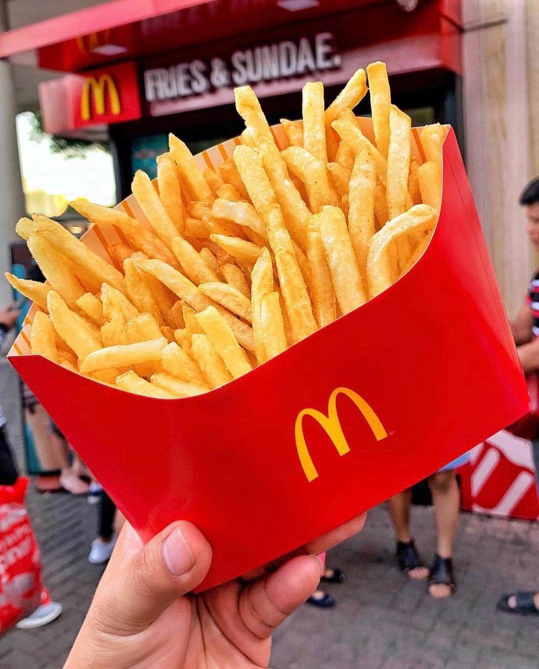 Cosmopolitanさんのインスタグラム写真 - (CosmopolitanInstagram)「I probably think about fries at least once a day, you? 🍟  #rg @dailyfoodfeed」4月25日 11時55分 - cosmopolitan