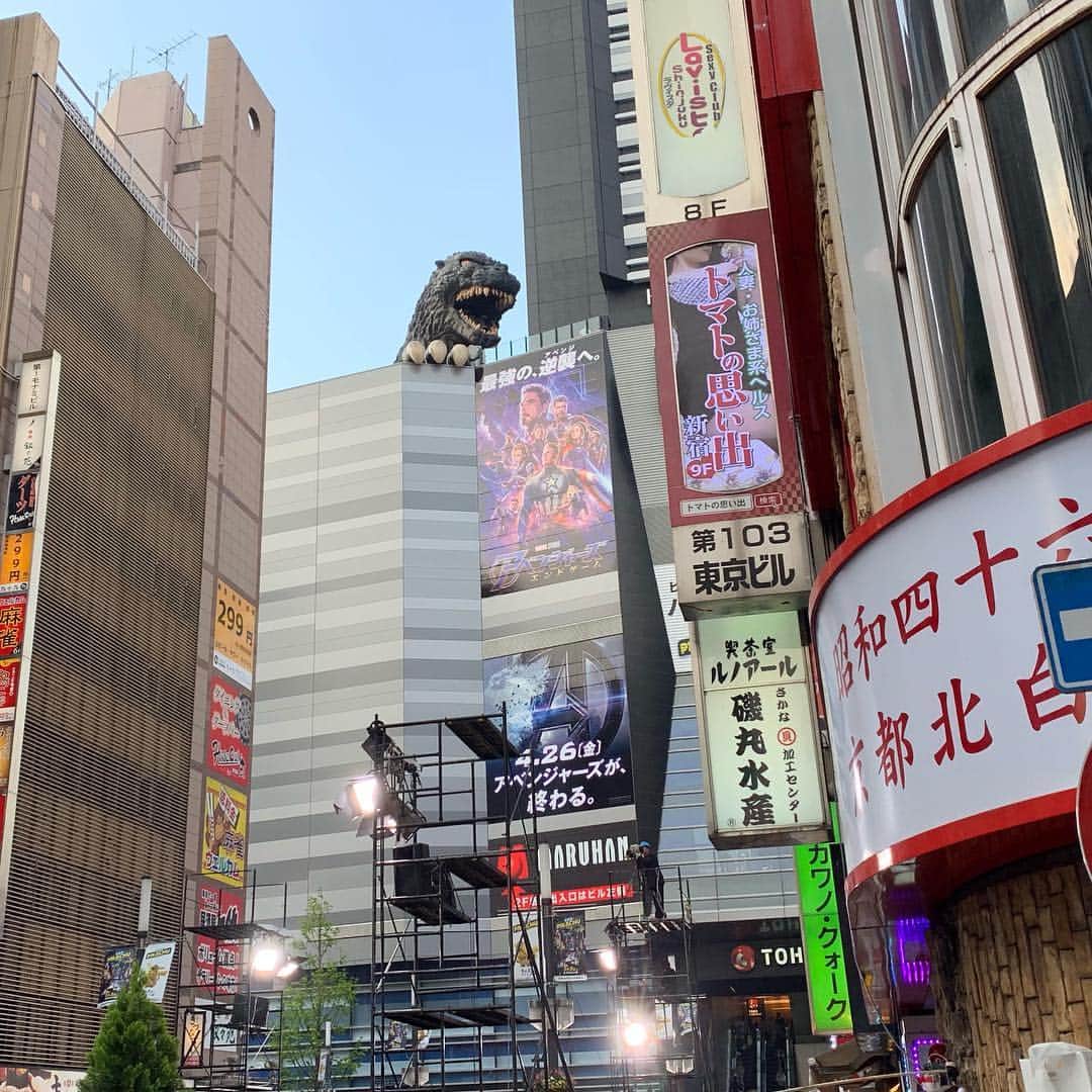多根清史のインスタグラム：「新宿TOHOシネマズ前のゴジラロードでエンドゲーム封切りの準備が始まってる。マーベルまんがまつり！」