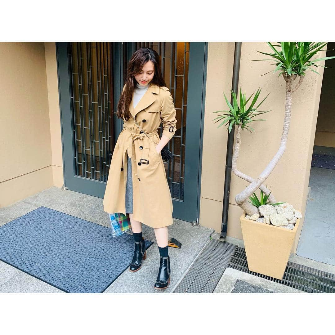 有村実樹さんのインスタグラム写真 - (有村実樹Instagram)「☔️🧥﻿ 昨日の私服は、トレンチに黒小物合わせでシンプルにしました。﻿ ﻿ トレンチを着るときは、ウエストをキュッと締めておくと、女性らしいシルエットになります♪﻿ ﻿ コートの下に着るスカート丈は、﻿ コートの裾より長すぎず短すぎず、同じかちょっと短いくらいがバランス良くなります。﻿ ﻿ 大人は膝下くらいの長めトレンチが、様々な服と合わせやすいのでオススメですよ😉﻿ 長め丈ならパンツと合わせてもクラシカルで、綺麗なかっこよさになります。﻿ ﻿ ﻿ ﻿ メイクは、﻿ ファッションが地味な色合いになりがちな雨の日ほど、鮮やかなオレンジリップ🍊などで明るく仕上げると華やかさをキープできます✨﻿ ﻿ オレンジはトレンチのベージュやブラウン系カラーと相性がいいので、ぜひ試してみてくださいね。﻿ ﻿ ﻿ ﻿ 🧥コート→The Virgnia﻿ 👚トップス→UNIQLO﻿ 👗スカート→CHICWISH﻿ 👢ブーツ→Chloe﻿ 👝お財布バッグ→ COMMEdesGARCONS﻿ ﻿ ﻿ #COMMEdesGARCONS #TheVirgnia #UNIQLO #CHICWISH #Chloe #ユニクロ #ザバージニア #コムデギャルソン #シックウィッシュ #クロエ #服とメイクのバランス #雨の日 #雨 #トレンチ #大人可愛い #私服 #fashion #シンプルコーデ」4月25日 12時06分 - arimura_miki