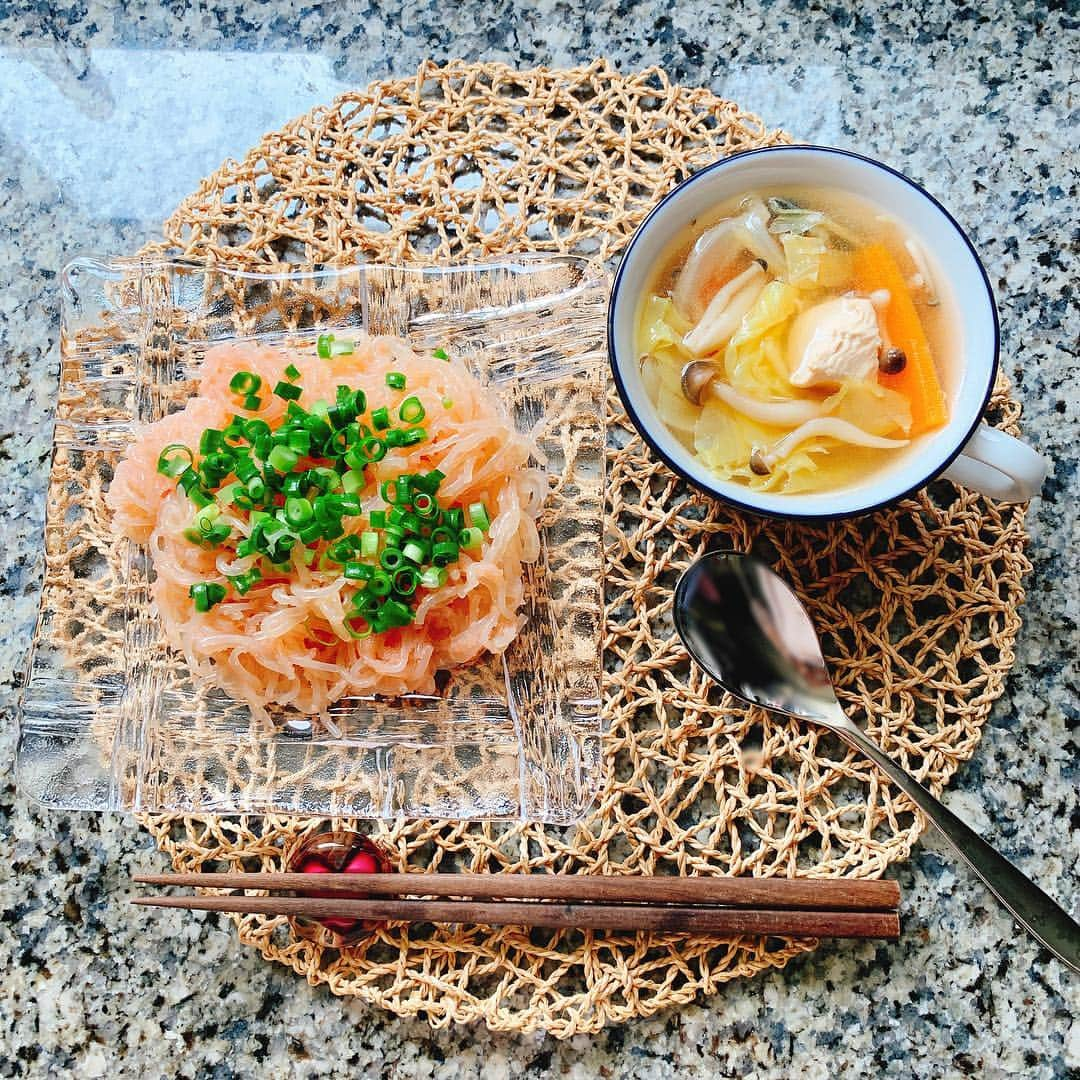 多岐川華子さんのインスタグラム写真 - (多岐川華子Instagram)「今朝のご飯🌈 重めの食事が続いてたので、しらたきをメインにしてみました。 . +しらたき明太和え +コンソメ生姜スープ（鶏肉、しめじ、キャベツ、人参、玉ねぎ、生姜） +ゆで卵（写真に写し忘れちゃった😚） . 白滝を食べやすい長さに切って 少量のごま油で水分が飛ぶまで炒め、醤油を加えて混ぜる。 ボウルに移して、薄皮をむいてほぐした辛子明太子と和えるだけ❣️ . 白滝でお腹も膨れて スープで野菜もタンパク質もしっかり摂れて最高の朝食でした😄 . . #food#instafood#japanesefood#cooking#instagood#japan#おうちごはん#家ごはん#ごはん#朝ご飯#昼ごはん#ダイエット#食事#バランス#献立#食の大切さ#時短#簡単料理#しらたきダイエット#しらたきレシピ#しらたき明太和え#辛子明太子#野菜スープ#生姜たっぷり#はなこ飯」4月25日 12時06分 - hanako__official