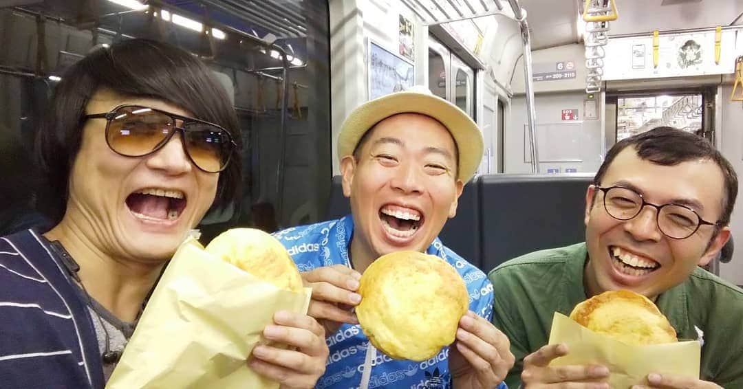 のインスタグラム：「今日は三人でいちご狩りへGO♪メープルメロンパンを食べて腹ごしらえなのです(^-^)♪ #メロンパン #メープルメロンパン #ボンジュールボン #いちご狩り #レギュラー松本 #あるある探検隊 #ジョイマン #高木くん #ハローケイスケ さん#よしもと芸人」