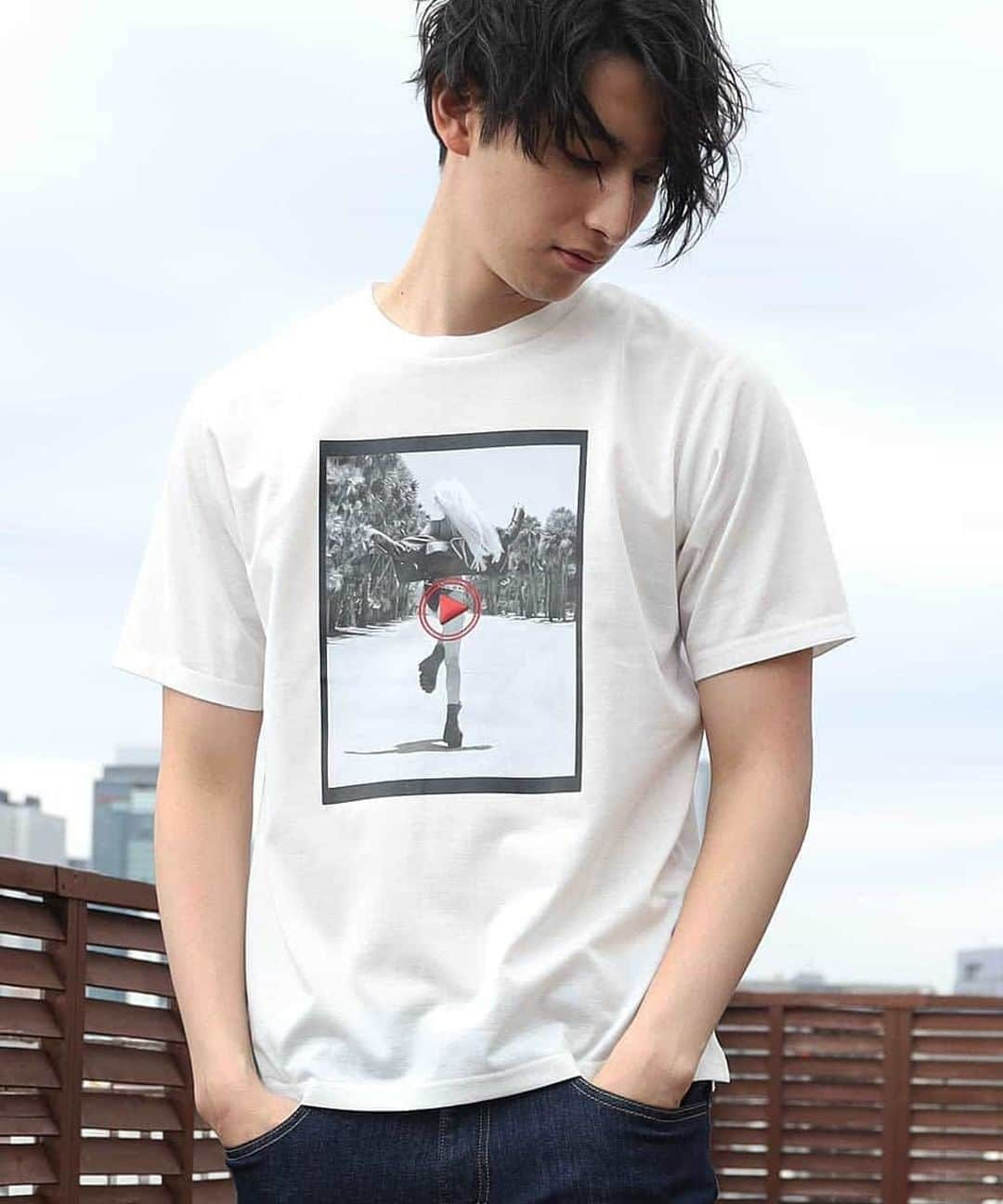 イトキンオンラインストアさんのインスタグラム写真 - (イトキンオンラインストアInstagram)「WEBストア限定アイテム / フォト転写 T-shirts 【レディ】 ¥6,500 (+税)♬ . EBストア限定アイテム / フォト転写 T-shirts 【クジラ】 おすすめポイント🌟 ・雰囲気のあるモノトーン写真を転写プリントで表現しました。 ・シンプルなクルーネックTシャツは柔らかく滑らかな肌触りで快適な着心地。 ・通常のラインには無い、転写プリントならではの美しい発色、風合いが魅力です。 ・主張し過ぎないプリントサイズでスタイリッシュに着用できる１枚。 ・M,L,の2サイズ展開。女性の方が少し大きめに着てもカッコよく、ユニセックスで着用できるアイテムです。 ・クジラの写真の真ん中に、音符のアイコンを立体で表現。 「まるでスクリーンの一コマを切り取ったような」 「ミュージックが聞こえてきそうな」 特別な夏の一枚着に相応しいアイテムに仕上がっております🎵 . 商品コード: MKKGI21065 . #コーデ #ootd #fashion #コーディネート #ファッション #code #coordinate #今日のコーデ #シンプルコーデ #カジュアル #カジュアルコーデ #ママコーデ #outfit #instafashion #通勤 #通勤コーデ #プチプラファッション #人気コーデ #大人スタイル #おしゃれ #お洒落 #ファション #itokin #mkmichelkleinhomme #mens」4月25日 12時00分 - itokinonline