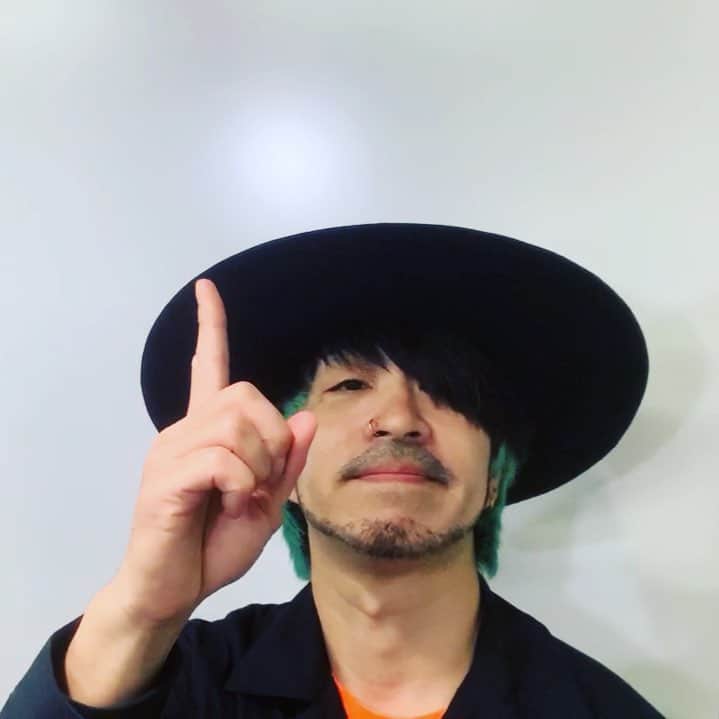 のインスタグラム：「﻿ #自撮り棒コメント﻿﻿ ﻿﻿ 4/24に8thアルバム﻿﻿ 『TWENTY ONE』を発売した﻿﻿ LOW IQ 01(@lowiq01 )による﻿﻿ #マルとバツ﻿﻿ ﻿﻿ ＼本日18時に公開／﻿﻿ ﻿﻿ #エムオンミュージック をチェック！﻿﻿ ﻿﻿ #lowiq01﻿﻿ #TWENTYONE」