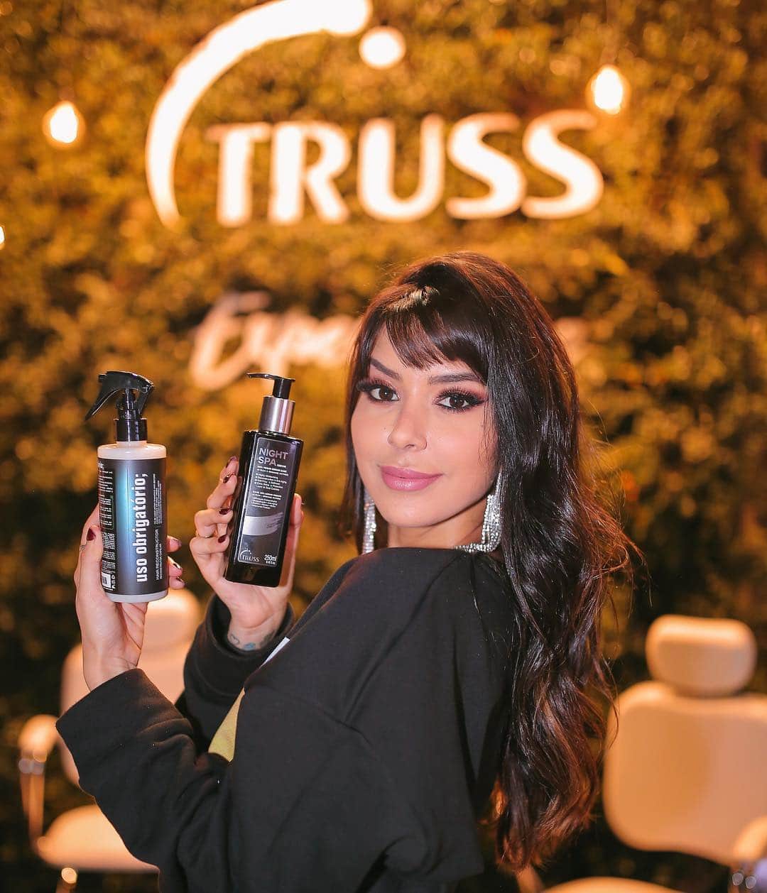 のインスタグラム：「Toda trabalhada na Gisele “Bundchinrorização” com essas ondas kkkk. Obrigada @trusshair pelo convite para acompanhar os bastidores da SPFW, fazer minha avaliação capilar e vivenciar um dia de modelo no backstage. Quase fui até chamada para desfilar 😂😂😂..Gisele que se cuide viu. Vem ver tudo nos stories!!! #TrussNoSpfw #sóquemusaentende #ad」