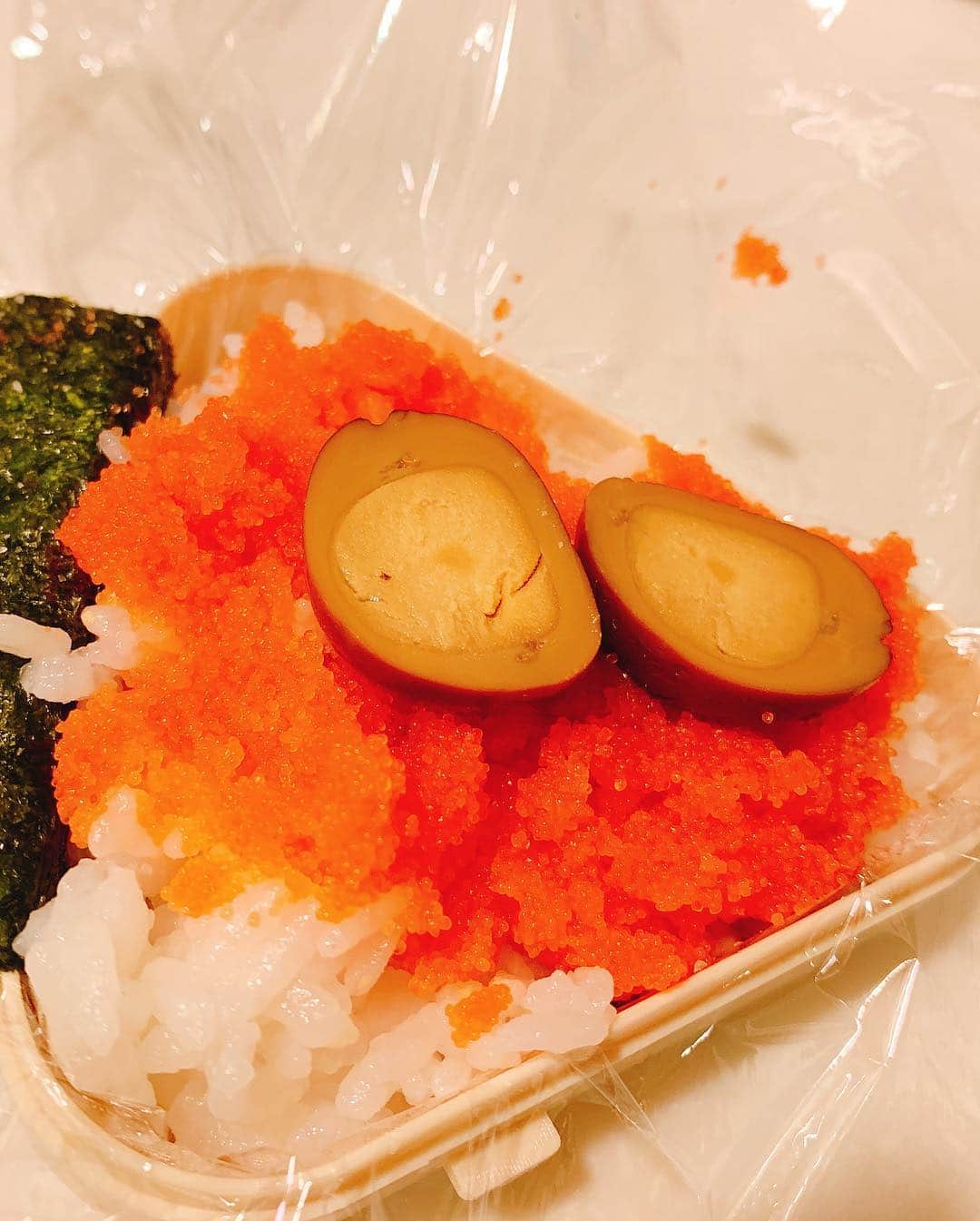 間宮梨花さんのインスタグラム写真 - (間宮梨花Instagram)「写真４枚目のコストコでかったうずらの卵おいしくてつかえるよー😍✌️おかずにもおつまみにもフライにしても💕💕これリピ商品😏👍🏼👍🏼スパムチャーハンゎハイライトにのってるレンジでチャーハンのやつ、ベーコンをスパムに変えただけ💕スパムゎ塩っけつよいからいつもよりブラックペッパーゎ少なめにしたよん😊👍🏼💕💕大好評でしたん！ #りかちゅうおにぎり #旦那おにぎり #おにぎりケース」4月25日 12時04分 - rika_aizawa0329