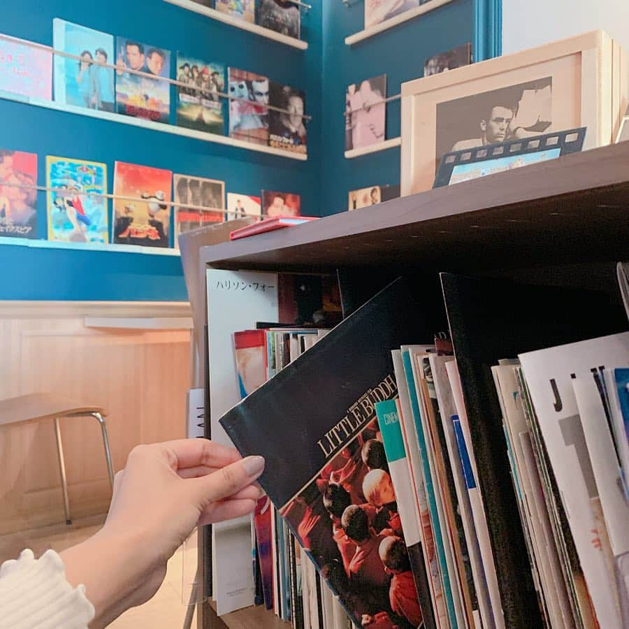 fasme.mediaさんのインスタグラム写真 - (fasme.mediaInstagram)「. 《CINEMA BOOK CAFE（シネマブックカフェ）》 ・ 映画のパンフレット約1500冊が読み放題のカフェが大阪のなんばパークス８FにOPEN♪ 全国的にこんなに映画のパンフレットが図書館のように置いてある場所はないのでとっても貴重！ 映画好きさんは毎日でも通えるくらい宝箱のようなカフェです。 自分の好きな映画を探すのも楽しいですが、「アメリ」や「プラダを着た悪魔」など名作映画に登場したメニューを再現したフードやドリンクも味わえるのはとってもテンションが上がります♡ 店内もおしゃれでとってもフォトジェニック。 大阪の絶対に外せない注目スポットをGW先取りしちゃおう♪ ・ ＊Instagramキャンペーン♪ シネマブッックカフェさんでおしゃれな写真を撮って#fascinema タグをつけて投稿してね♪ 素敵なプレゼントが当たる!？ ・ ＊【店舗情報】 ●住所●〒556-0011 大阪府大阪市浪速区難波中２丁目１０−７０ なんばパークス 8F ●営業時間● 11:00〜21:00(L.O20:30)  @cinemabookcafe ・ #fasme#fasmepic #cosmetics #置き画くら部 #ピンク #可愛い #フォトジェニック#ファスジェニ#インスタ映え#카페스타그램#mees#cafeno#カフェナンバー#カフェ部#カフェ巡り#大阪カフェ#難波カフェ#サブカル#映画#movie#映画好き#GW#インスタ映えカフェ#フォトジェニックカフェ#CINEMABOOKCAFE#シネマブックカフェ#cinemabookcafe#bookcafe#なんばパークス#アメリ#GW」4月25日 12時07分 - fasme.media