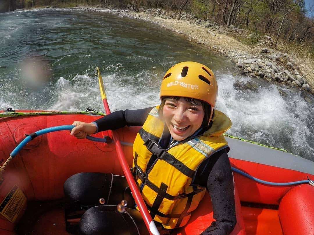 芳美リンさんのインスタグラム写真 - (芳美リンInstagram)「今回の群馬旅の一番の目的は#ラフティング 👏  水上にある、フォレスト＆ウォーターさんにて。  船旅終わって、またすぐ船☺笑（種類全然違うけど！） 楽しすぎたー☺☺ 程よいスリルと、最高の景色！  たっぷり身体を動かして#リフレッシュ　✨  水量は少なすぎず、多すぎず、ちょうど良い時期だそう。  水量が増えると更に激しいとか(￣ー￣)ﾆﾔﾘ  それも気になるね、、✨ 筋肉痛になるかなあと思いましたが、なりませんでした✨✨ まだまだ余裕のサイン？♥ 次は一日コースにチャレンジしようかな！  身一つでやる、#キャニオニング　もいつかやってみたいー！  これからのアウトドアシーズン、楽しみたくさんですね！  近くに気になるキャンプ場もありました☺  ホント、楽しかったのでオススメです✨  #フォレストアンドウォーター#女子旅#ラフティング#みなかみ#リフレッシュ #アウトドア#アウトドア女子#みなかみラフティング#利根川#川遊び #カヌー#カヤック#水遊び#旅行#アウトドアスポーツ#国内旅行 #群馬観光 #PR#gopro#goprojp#goproのある生活#japantrip#japanadventures #旅したくなるフォト#japantrip #travelstagram #lynn_trip#travelme  #旅好きな人と繋がりたい #travelholics」4月25日 12時08分 - lynn.lynn5