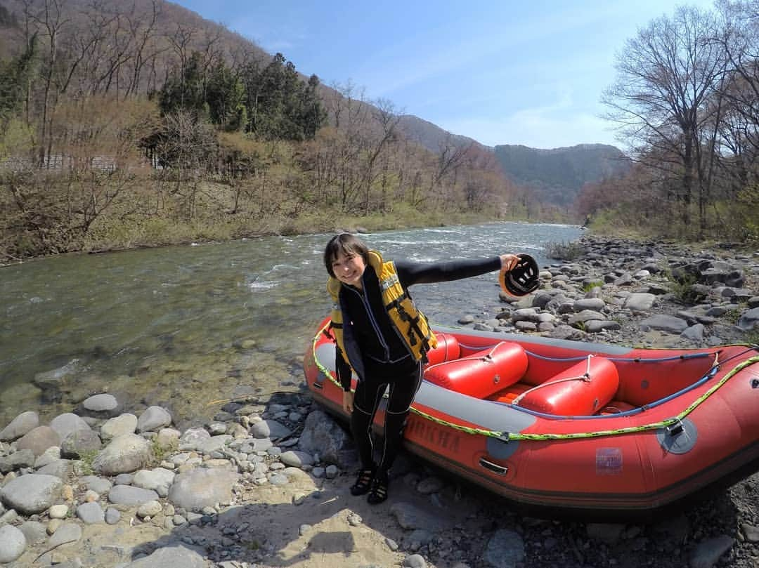 芳美リンさんのインスタグラム写真 - (芳美リンInstagram)「今回の群馬旅の一番の目的は#ラフティング 👏  水上にある、フォレスト＆ウォーターさんにて。  船旅終わって、またすぐ船☺笑（種類全然違うけど！） 楽しすぎたー☺☺ 程よいスリルと、最高の景色！  たっぷり身体を動かして#リフレッシュ　✨  水量は少なすぎず、多すぎず、ちょうど良い時期だそう。  水量が増えると更に激しいとか(￣ー￣)ﾆﾔﾘ  それも気になるね、、✨ 筋肉痛になるかなあと思いましたが、なりませんでした✨✨ まだまだ余裕のサイン？♥ 次は一日コースにチャレンジしようかな！  身一つでやる、#キャニオニング　もいつかやってみたいー！  これからのアウトドアシーズン、楽しみたくさんですね！  近くに気になるキャンプ場もありました☺  ホント、楽しかったのでオススメです✨  #フォレストアンドウォーター#女子旅#ラフティング#みなかみ#リフレッシュ #アウトドア#アウトドア女子#みなかみラフティング#利根川#川遊び #カヌー#カヤック#水遊び#旅行#アウトドアスポーツ#国内旅行 #群馬観光 #PR#gopro#goprojp#goproのある生活#japantrip#japanadventures #旅したくなるフォト#japantrip #travelstagram #lynn_trip#travelme  #旅好きな人と繋がりたい #travelholics」4月25日 12時08分 - lynn.lynn5