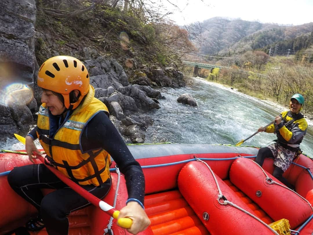 芳美リンさんのインスタグラム写真 - (芳美リンInstagram)「今回の群馬旅の一番の目的は#ラフティング 👏  水上にある、フォレスト＆ウォーターさんにて。  船旅終わって、またすぐ船☺笑（種類全然違うけど！） 楽しすぎたー☺☺ 程よいスリルと、最高の景色！  たっぷり身体を動かして#リフレッシュ　✨  水量は少なすぎず、多すぎず、ちょうど良い時期だそう。  水量が増えると更に激しいとか(￣ー￣)ﾆﾔﾘ  それも気になるね、、✨ 筋肉痛になるかなあと思いましたが、なりませんでした✨✨ まだまだ余裕のサイン？♥ 次は一日コースにチャレンジしようかな！  身一つでやる、#キャニオニング　もいつかやってみたいー！  これからのアウトドアシーズン、楽しみたくさんですね！  近くに気になるキャンプ場もありました☺  ホント、楽しかったのでオススメです✨  #フォレストアンドウォーター#女子旅#ラフティング#みなかみ#リフレッシュ #アウトドア#アウトドア女子#みなかみラフティング#利根川#川遊び #カヌー#カヤック#水遊び#旅行#アウトドアスポーツ#国内旅行 #群馬観光 #PR#gopro#goprojp#goproのある生活#japantrip#japanadventures #旅したくなるフォト#japantrip #travelstagram #lynn_trip#travelme  #旅好きな人と繋がりたい #travelholics」4月25日 12時08分 - lynn.lynn5