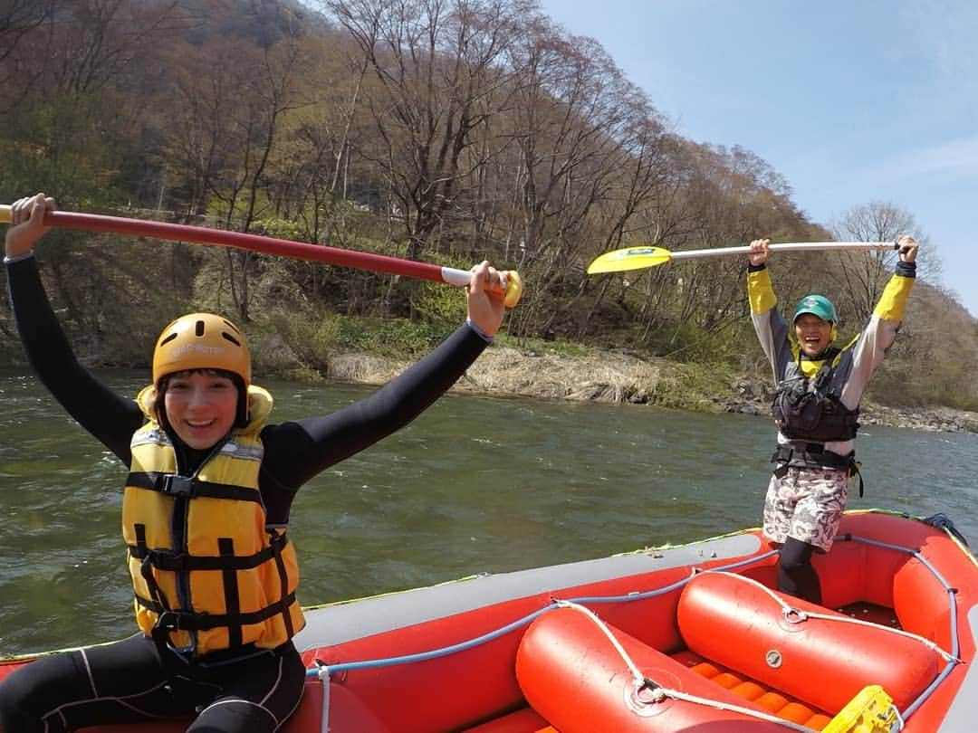 芳美リンさんのインスタグラム写真 - (芳美リンInstagram)「今回の群馬旅の一番の目的は#ラフティング 👏  水上にある、フォレスト＆ウォーターさんにて。  船旅終わって、またすぐ船☺笑（種類全然違うけど！） 楽しすぎたー☺☺ 程よいスリルと、最高の景色！  たっぷり身体を動かして#リフレッシュ　✨  水量は少なすぎず、多すぎず、ちょうど良い時期だそう。  水量が増えると更に激しいとか(￣ー￣)ﾆﾔﾘ  それも気になるね、、✨ 筋肉痛になるかなあと思いましたが、なりませんでした✨✨ まだまだ余裕のサイン？♥ 次は一日コースにチャレンジしようかな！  身一つでやる、#キャニオニング　もいつかやってみたいー！  これからのアウトドアシーズン、楽しみたくさんですね！  近くに気になるキャンプ場もありました☺  ホント、楽しかったのでオススメです✨  #フォレストアンドウォーター#女子旅#ラフティング#みなかみ#リフレッシュ #アウトドア#アウトドア女子#みなかみラフティング#利根川#川遊び #カヌー#カヤック#水遊び#旅行#アウトドアスポーツ#国内旅行 #群馬観光 #PR#gopro#goprojp#goproのある生活#japantrip#japanadventures #旅したくなるフォト#japantrip #travelstagram #lynn_trip#travelme  #旅好きな人と繋がりたい #travelholics」4月25日 12時08分 - lynn.lynn5