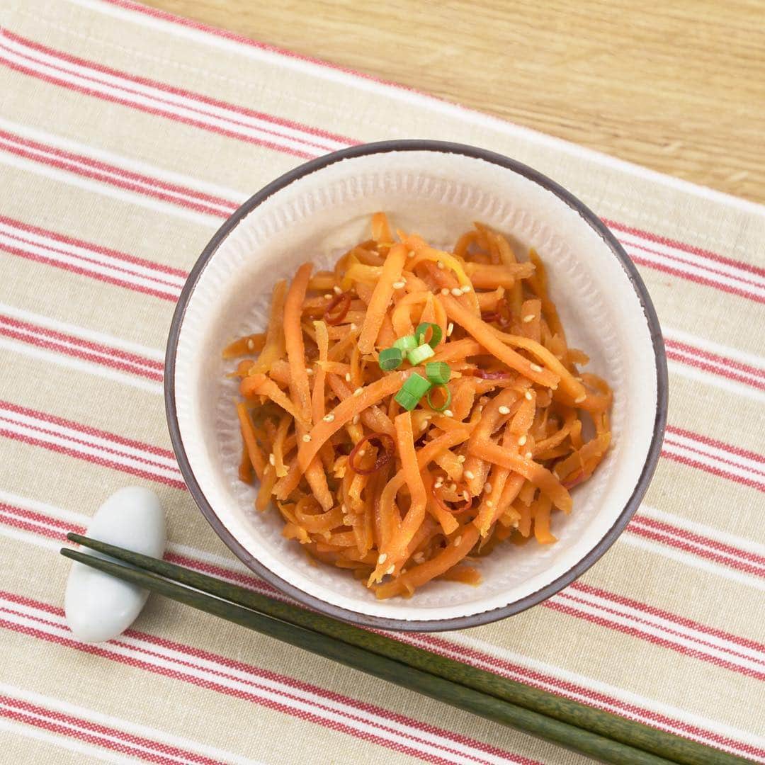 ののじ公式アカウントのインスタグラム：「.⁣ 🥕太切り、細切り、すりおろしが思いのまま🥕⁣ .⁣ 【 #人参三昧 】⁣ .⁣ 固くて切りづらい人参も⁣ ののじの #人参三昧 を使えば⁣ 楽々下ごしらえ✨⁣ .⁣ 太切り、すりおろし、細切りと⁣ お好みに合わせて使い分ければ⁣ 料理のバリエーションがアップ🥗🍴⁣ .⁣ 人参のきんぴらや人参しりしりなど⁣ 栄養豊富な人参をたーっぷり食べられます😊⁣ .⁣ 「人参三昧」のご購入は、⁣ ののじ公式HPをご利用くださいませ🧚🏻‍♀️⁣ .⁣ にこにこ、うふふが、いっぱい😊⁣ .⁣ .⁣ #ののじ #人参三昧 #野菜 #サラダ #手料理 #料理好きな人と繋がりたい #にんじんしりしり #人参 #きんぴら #お弁当 #健康ごはん #キッチングッズ #便利グッズ #おうちごはん #家庭料理 #簡単ごはん #時短料理 #instafood #tasty #ワンランク上の生活 #vegetables #デリスタグラム #キッチン雑貨 #おろし #yummy #晩ごはん #豊かな食卓 #朝ごはん #お昼ごはん」