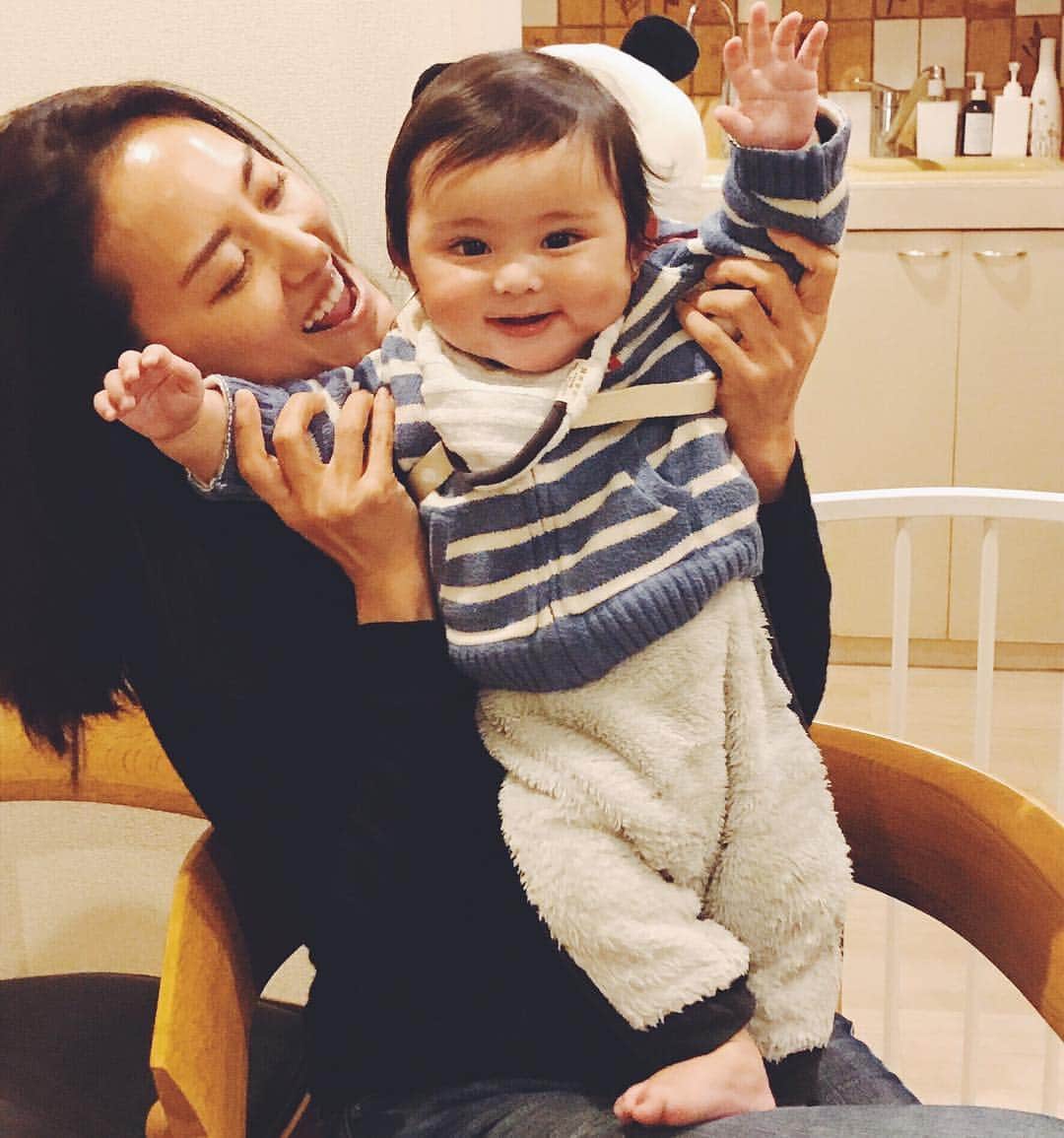 のインスタグラム：「#happybaby  #抱っこ大好き 👶🏻 #ジョージと私」