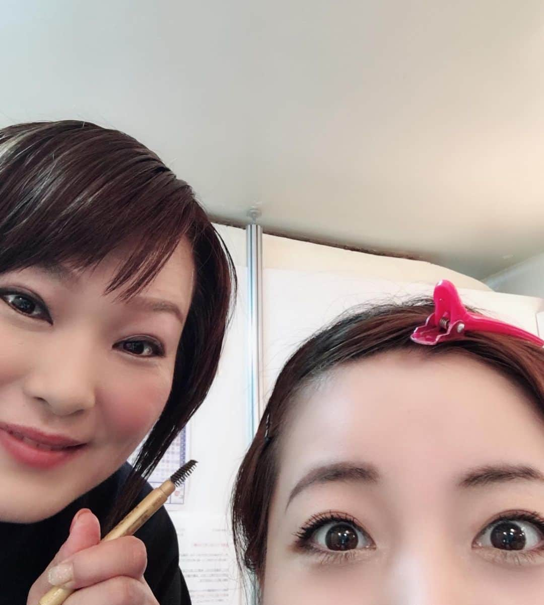 前田まみさんのインスタグラム写真 - (前田まみInstagram)「✨サロン.ド.サキ✨ サキ姉さん💓に私の長年の悩み…眉毛！！！を、直していただきました❣️ 今週は特にお母さん役なのでオデコ出しの為、左右均等に描けず悩んでいたのですが、、、すごい😳✨ チョキチョキ、描き描き、、、あっという間に綺麗な眉毛に😭✨！！！ サキ姉さんは元美容部員さんだったそうで、メイクが好きなの〜と、本当に似合う眉毛にしてくださいました😭感激💕 サキ姉さん、なんと美容イベントをされるのです❣️ 5/13(月) 西梅田ポストよしもと19時 「お客様を変身させます！」とのことで、、すごいイベントです！ なんとなんと、舞台でメイクにお悩みの方を、サキ姉さんがメイクしてくださるそうです〜😍すごい〜！！！！ 変身したい方、変身を見届けたい方、ぜひです😆💄✨ 私も変身、見させていただきたいです💕 #吉本新喜劇 #よしもと新喜劇 #新喜劇 #五十嵐サキ 姉さん #美しい #新喜劇の女子はこうして美の先輩から美を学べるのです #ありがたや 🙇‍♀️」4月25日 12時10分 - koromami24