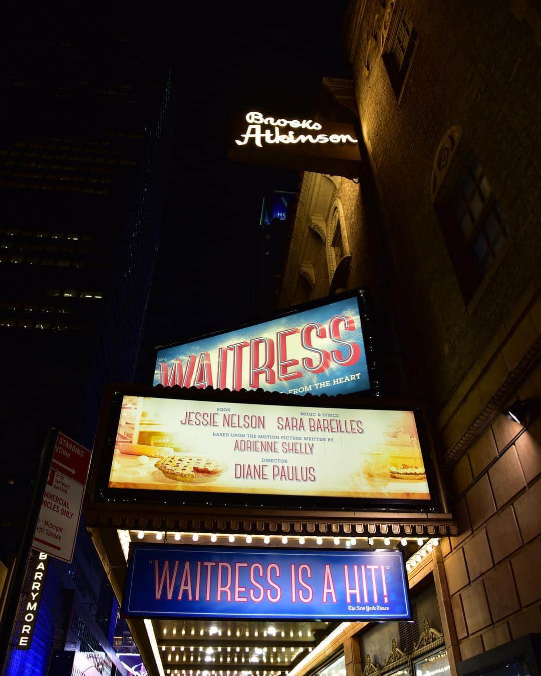 アダム・シャピロのインスタグラム：「Happy 3 year anniversary @waitressmusical! I love ya.」