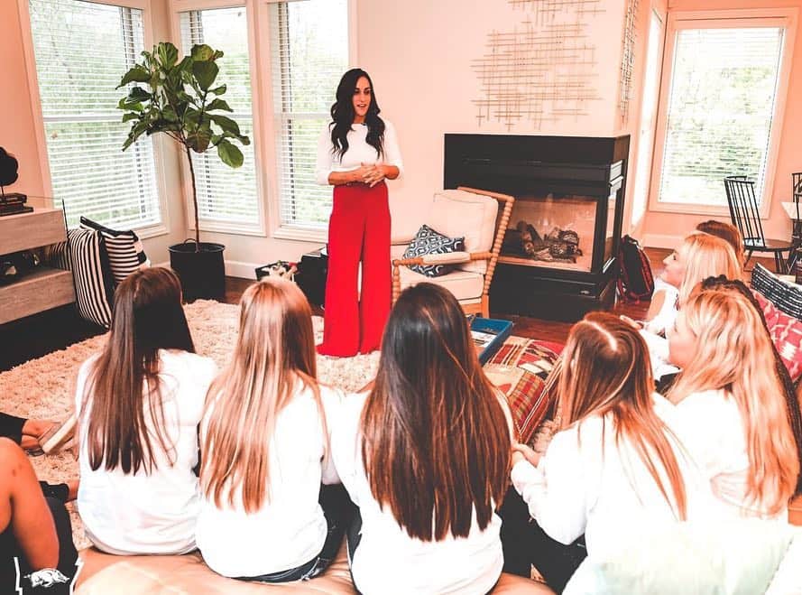 ジョーディン・ウィーバーのインスタグラム：「I’m so excited and honored to be the new Head Coach of @razorbackgym ❤️ I can’t wait to get started in Fayetteville and help these girls grow as athletes and people. Woo Pig Sooie! ❤️🐗」