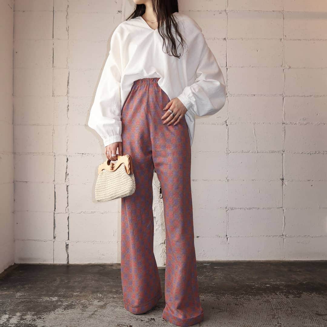 吉祥寺 古着屋 Orfeoのインスタグラム：「Volume Sleeve × Pattern Flared Pants  #orfeo #kichijoji #tokyo #vintage #used #fashion #coordinate #outfits  掲載商品のお問い合わせはメールにて承っております。コメント、DMでのお問い合わせは受け付けておりませんのでご了承ください。」