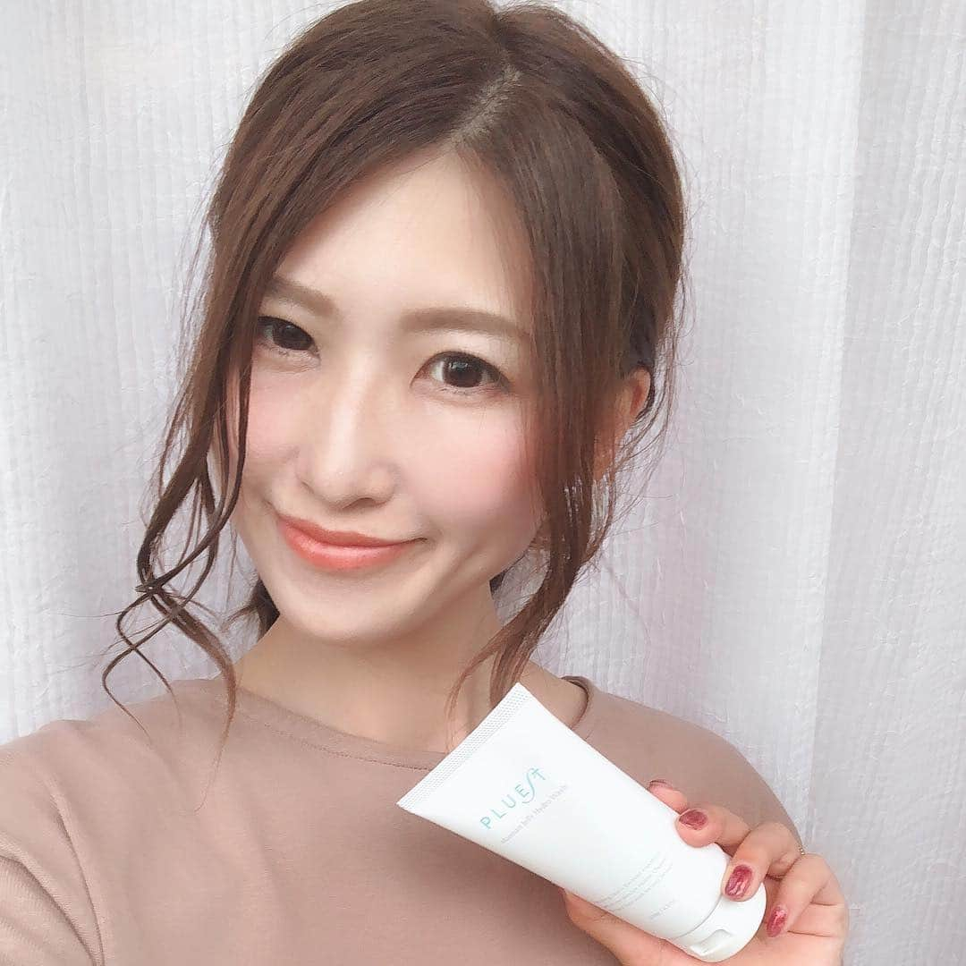 l.lily1013さんのインスタグラム写真 - (l.lily1013Instagram)「@pluest_official は 保湿剤で洗うという新発想の洗顔ジュレ✨ ・  そんなの初めて聞いた！！ お肌をうるおしながら マンナンスクラブで毛穴の奥の皮脂や汚れを落としてくれるんだって✨ ・ 洗い上がりは しっとりもっちり✨✨ ・ なのにサッパリして全然つっぱらない😊 乾燥肌だから保湿もできる洗顔、嬉しすぎます♬ ・ ・  #プルエスト  #pluest  #マンナンジェリーハイドロウォッシュ  #洗顔料  #乾燥肌対策  #ドクターズコスメ#保湿#保湿ケア #スキンケア#洗顔料#毛穴ケア #スクラブ #しっとり肌#もち肌#乾燥肌#美肌 #美肌ケア #美肌作り #美肌になりたい #美容好きな人と繋がりたい #美容好き #美容好きさんと繋がりたい #コスメ好きさんと繋がりたい #ママ」4月25日 12時13分 - l.lily1013