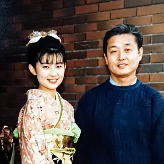 小島奈津子さんのインスタグラム写真 - (小島奈津子Instagram)「2019*4*25 ． とうとう父が逝ってしまいました。 ． 長い長い闘病生活でしたので、父にあぁしてあげればよかった、こうしてあげればよかった、、というような後悔は全くないほど、たくさん寄り添えて、たくさん話もできました。 ここ数年は、寄り添う時間でもあり、覚悟を持つ時間でもあり、、これも神様が与えてくれた貴重な時間ですね。 ． その間の、緊張感と不安の渦に巻き込まれた張りつめた気持ちはいまだにぬけることはなく、思い出しては毎日泣いていますが😢、時間をかけて、少しずつ元気になります！ ． 今までありがとう、や、さようなら、は本当にお別れしてしまうようでさみしかったので、 「しっかりね！」と声をかけました。 しっかりあっちの世界に行ってよー！ しっかりこっちのことも守ってよー！ と、お願いばかり😅 こちらも、これからもしっかり頑張るから❗」4月25日 12時23分 - kojimanatsuko_official
