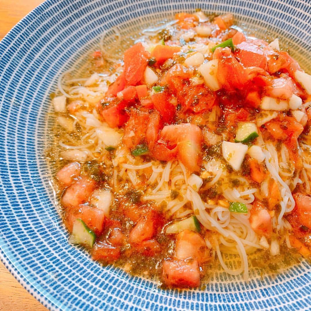 金子貴俊さんのインスタグラム写真 - (金子貴俊Instagram)「今日のお昼はたかパパご飯 野菜のピクルスの残りとトマト、 昨日、西伊豆でいただいためかぶのような海藻を使ってお素麺！ 海藻のネバネバが上手くそうめんにからんでサッパリ美味しいそうめんができました！めんつゆにオリーブオイルにニンニク入れて、ちょっぴりイタリアンなお素麺！  #たかパパご飯 #父飯#パパ飯#男の料理#手抜き料理#クッキング」4月25日 12時21分 - takatoshi_kaneko