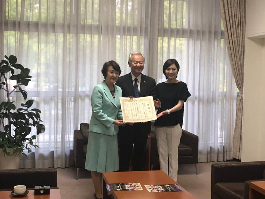 八木沼純子さんのインスタグラム写真 - (八木沼純子Instagram)「横浜市長の元へ今年もプリンスアイスワールド横浜公演開催のご案内とプログラムの説明などさせていただきに伺わせていただきました。 毎年有難うございます！ TVK中村社長とともに。 今年もお世話になります！ ・ ・ #毎年恒例  #ゲネプロには市内の児童福祉施設の子供達300人をご招待 #今年で9年目 #楽しんでもらえたらいいな #林市長から感謝状を #今月27日から横浜公演はじまります #プリンスアイスワールド  #荒川静香 さん #本田武史 くん #宇野昌磨 選手はじめ素晴らしいゲストの皆さんが参加します #figureskating #iceshow #japaneseiceshow #princeiceworld」4月25日 12時23分 - junko_yaginuma