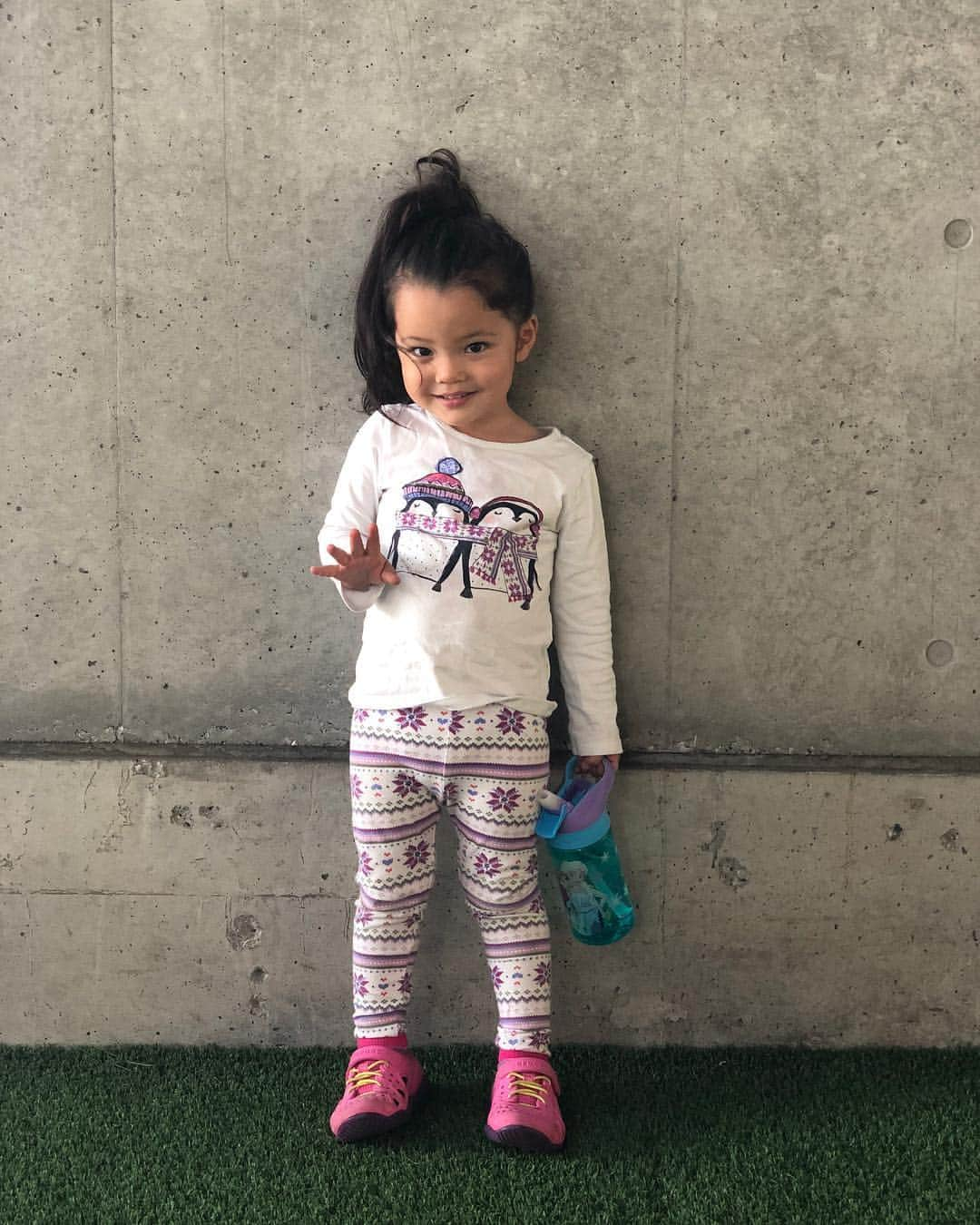 エリナ シルカさんのインスタグラム写真 - (エリナ シルカInstagram)「Toddler fashion 😎 やたらポーズ撮りたがる😍😂」4月25日 12時31分 - laura_elina_ymd