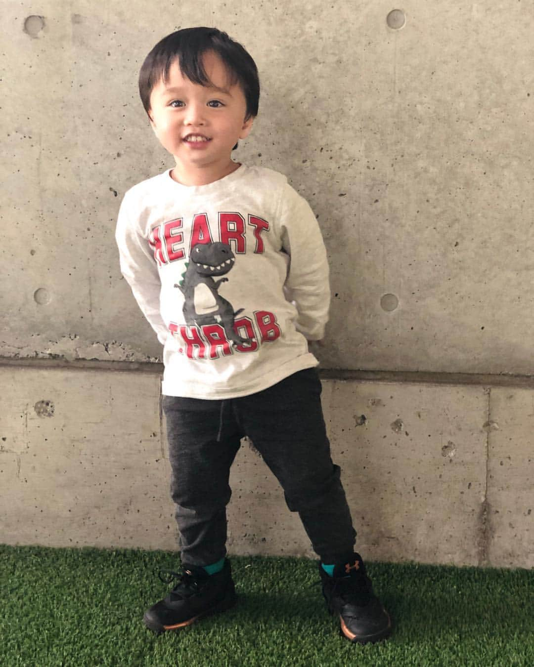 エリナ シルカさんのインスタグラム写真 - (エリナ シルカInstagram)「Toddler fashion 😎 やたらポーズ撮りたがる😍😂」4月25日 12時31分 - laura_elina_ymd