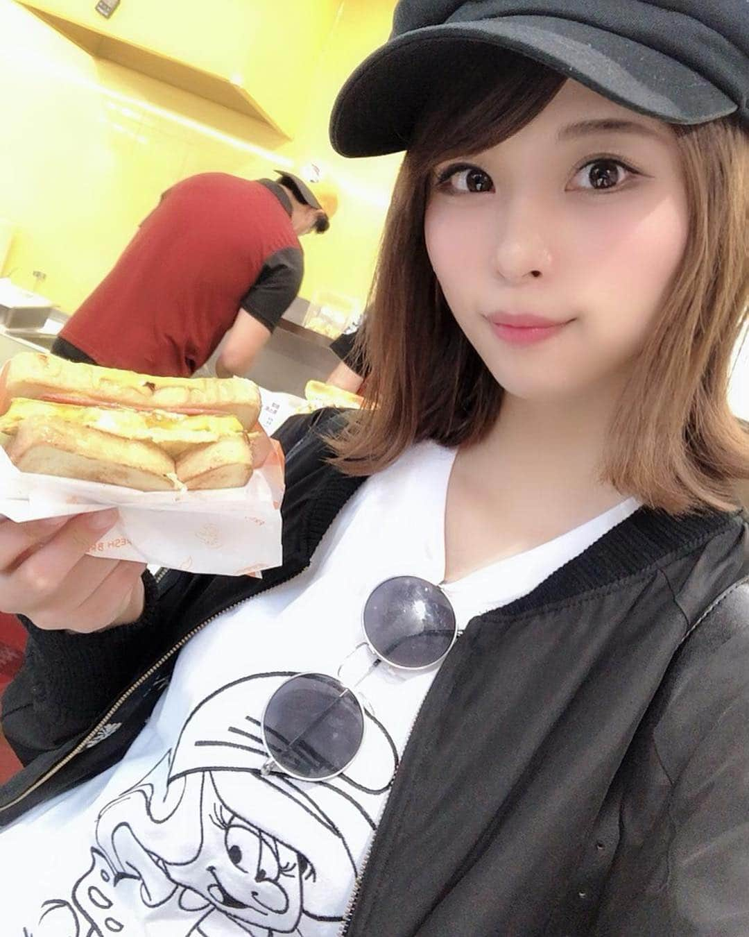 山本成美さんのインスタグラム写真 - (山本成美Instagram)「. お昼ははトースト食べ歩き(*´˘`*) . ハムチーズ🧀 . . . #韓国 #韓国旅行 #旅行 #女子旅 #タビトモ #旅好きな人と繋がりたい #旅 #朝食 #ハムチーズ #girlstrip #morning #korea #trip #me #selfie #korean #먹스타그램 #음스타그램 #맛스타그램 #뷰스타그램 #뷰티 #메이크업 #뷰스타그램 #뷰티 #메이크업 #셀스타그램 #얼스타그램」4月25日 12時32分 - narumi_vivi