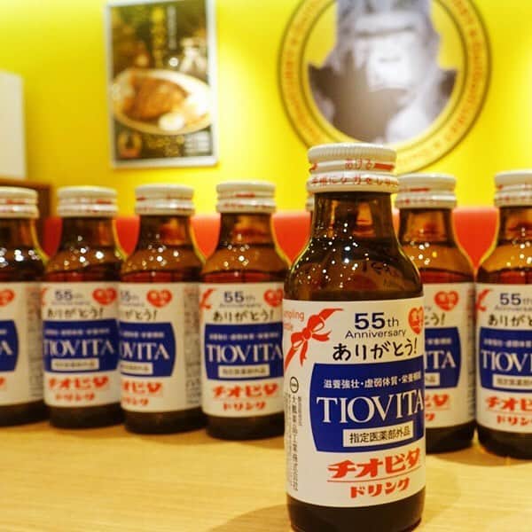 のインスタグラム：「本日からゴーゴーカレーでチオビタをプレゼント‼️ 大鵬薬品創立55周年記念のコラボレーションです。  カラオケまねきねこでお食事をされた方にも同じくチオビタドリンクをプレゼント致します🦍  どちらも数に限りがございますので、お早めに‼️ . . 🦍 🦍 🦍 . #ゴーゴーカレー #curry #金沢グルメ  #金沢駅 #東京グルメ  #スポーツ #gogocurry #カレー #カレーを華麗にいただきます  #日本 #japan #金沢カレー #金沢 #健康 #カレー部 #カツカレー #カレー大好き  #foodstagram #おいしい #カツカレー  #japanesefood 　#チオビタ」