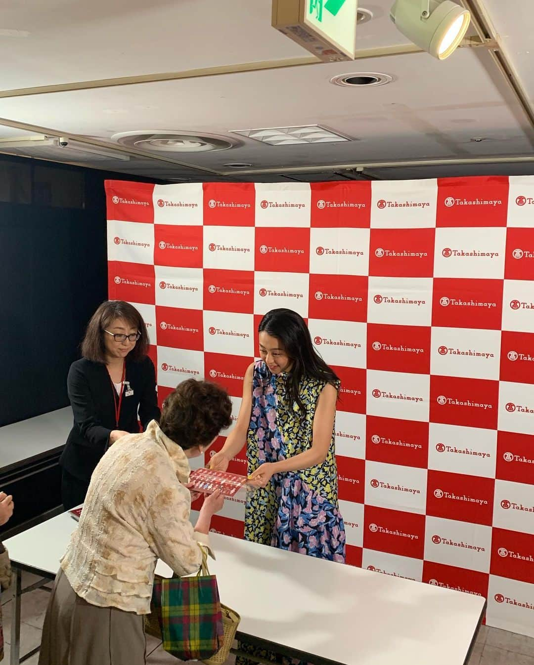 浅田真央さんのインスタグラム写真 - (浅田真央Instagram)「柏タカシマヤで、浅田真央展が始まりました！5月6日までです！ お越しいただきありがとうございました！」4月25日 12時39分 - maoasada2509