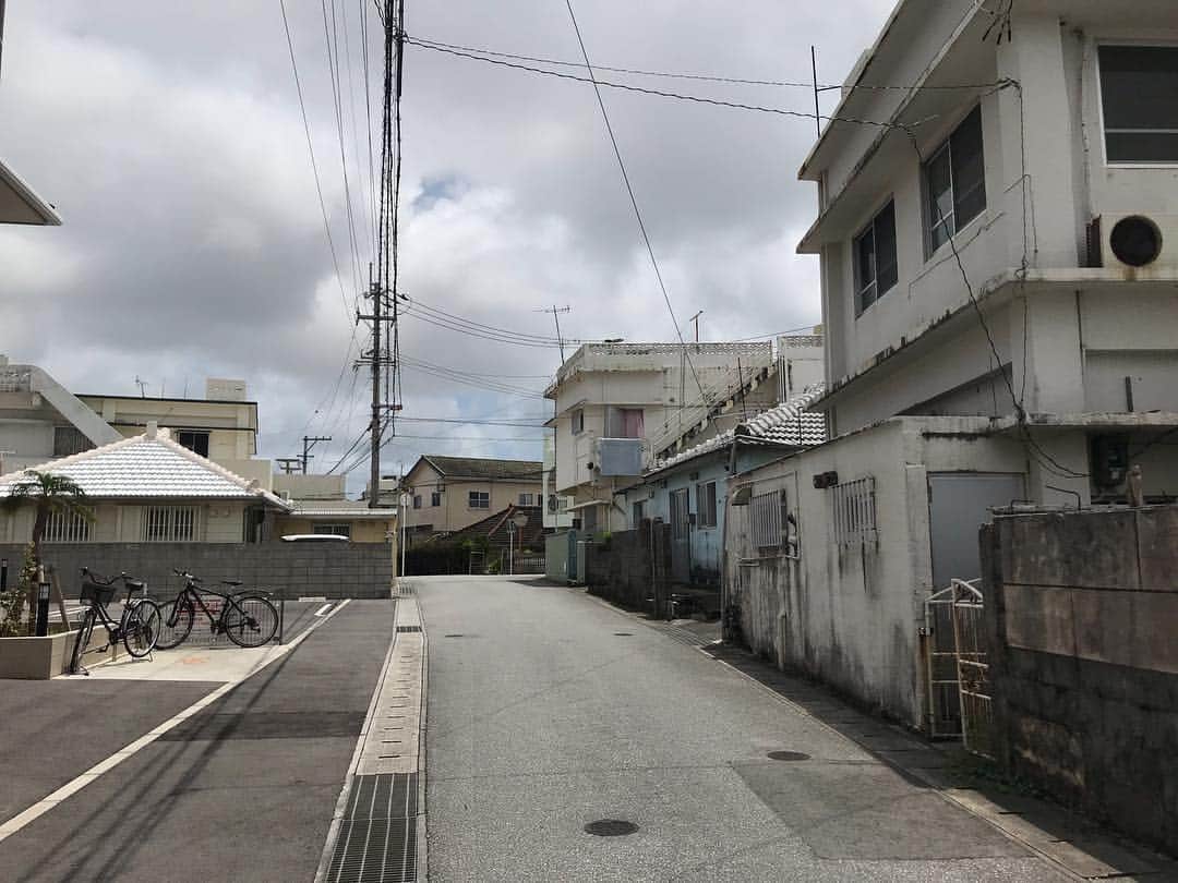 キャンヒロユキさんのインスタグラム写真 - (キャンヒロユキInstagram)「高校のオリエンテーション帰り。昔遊んだ道を歩いて実家へ。  懐かしい沖縄がまだ残ってるなー 地元っていいなー」4月25日 12時40分 - kiyancan