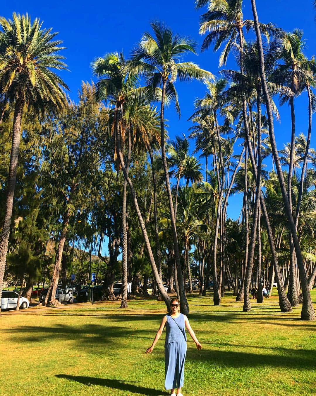 山田愛さんのインスタグラム写真 - (山田愛Instagram)「🌴 ヤシの木からパワーを！！！ たくさん笑おうー💙 自分に正直にハッピーな人生を✔️ #enjoyyourlife #enjoymylife #palmtrees #hawaii #waikiki」4月25日 12時50分 - aiyamada_