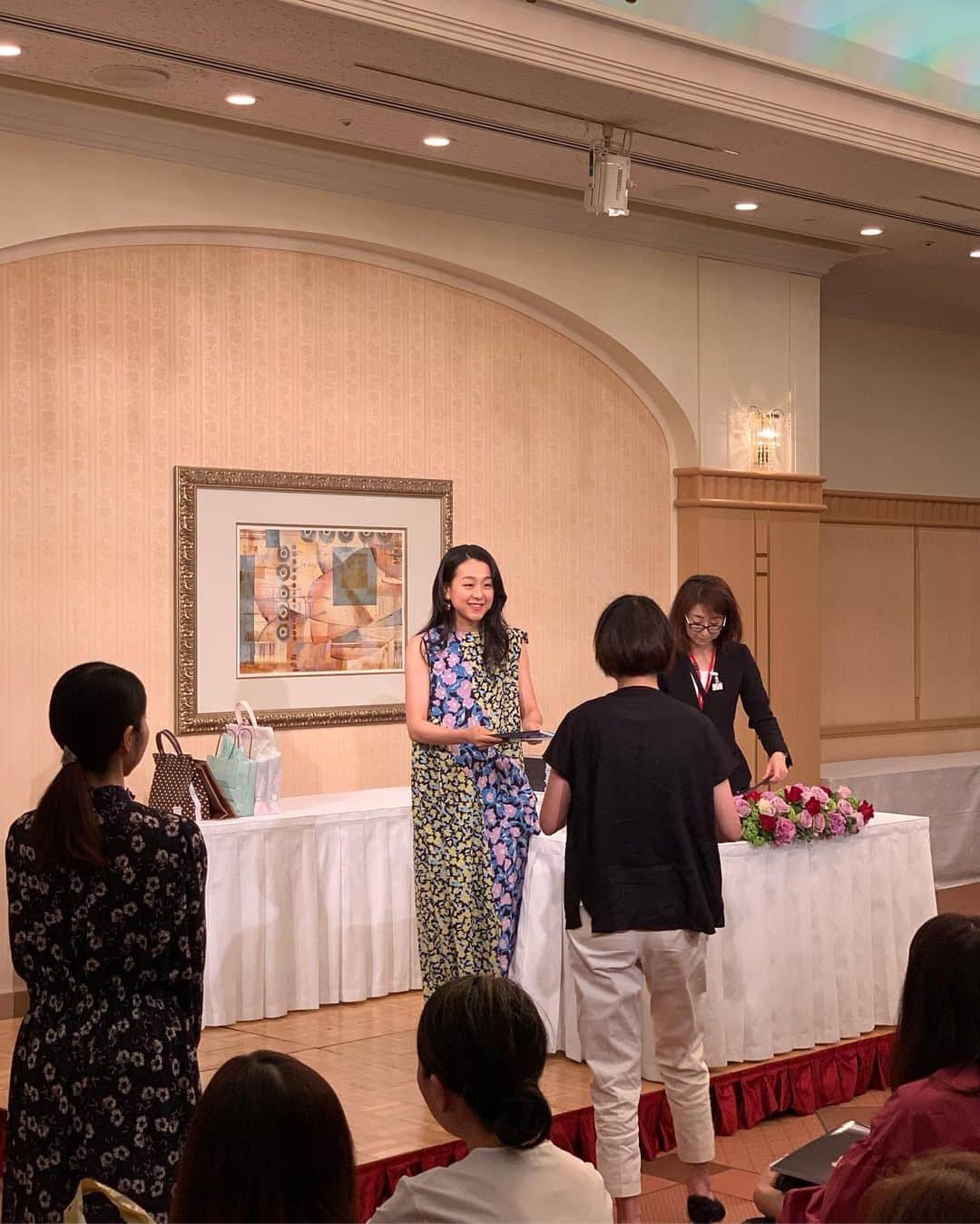 浅田真央さんのインスタグラム写真 - (浅田真央Instagram)「新しい写真集のサイン本お渡し会 お越しいただき、ありがとうございました！  写真集の販売は、浅田真央展開催中のタカシマヤとサンクスツアーの会場のみとなります。」4月25日 12時42分 - maoasada2509