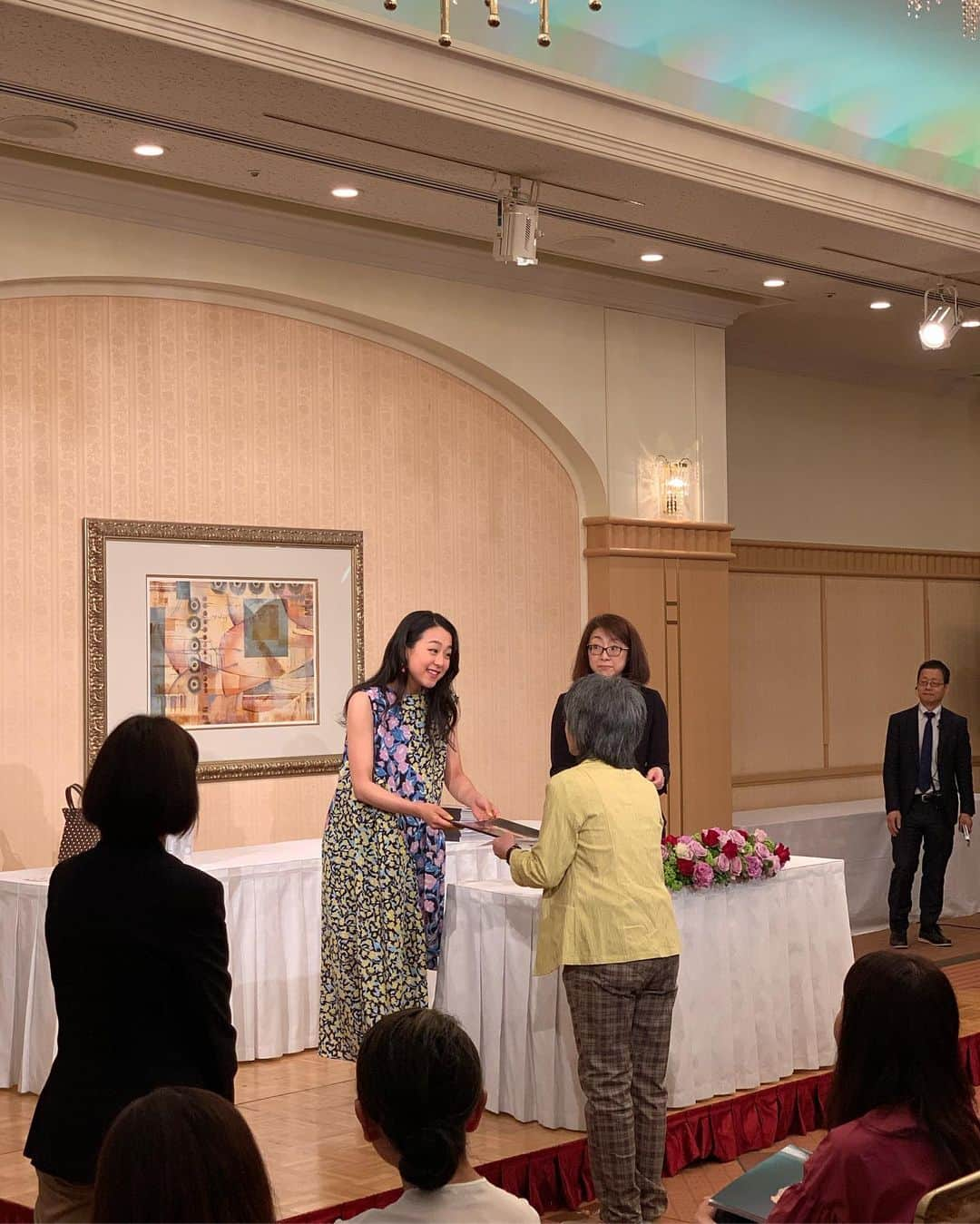 浅田真央さんのインスタグラム写真 - (浅田真央Instagram)「新しい写真集のサイン本お渡し会 お越しいただき、ありがとうございました！  写真集の販売は、浅田真央展開催中のタカシマヤとサンクスツアーの会場のみとなります。」4月25日 12時42分 - maoasada2509