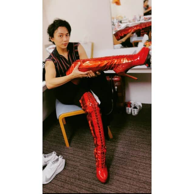 JONTEさんのインスタグラム写真 - (JONTEInstagram)「休演日明けも、be kinky!! 魔法のブーツ🎶 magic boots #kinkybootsjp #kinkyboots」4月25日 12時43分 - jtfav