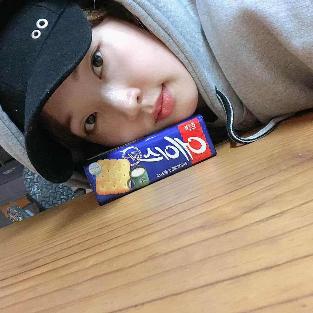 チョン・ジユンのインスタグラム：「침대는 가구가 아니다 #에이스 다.」