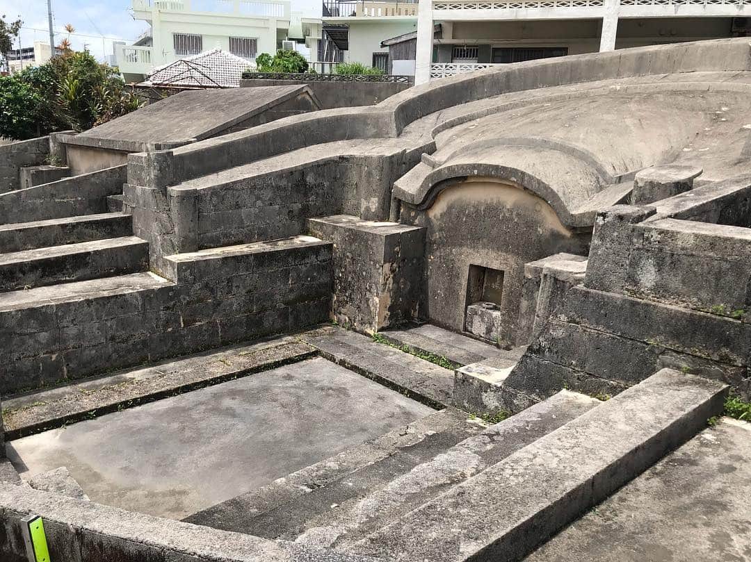 キャンヒロユキさんのインスタグラム写真 - (キャンヒロユキInstagram)「昔遊んだ亀甲墓。  と、ひとささんが好きそうな階段みっけた」4月25日 12時47分 - kiyancan