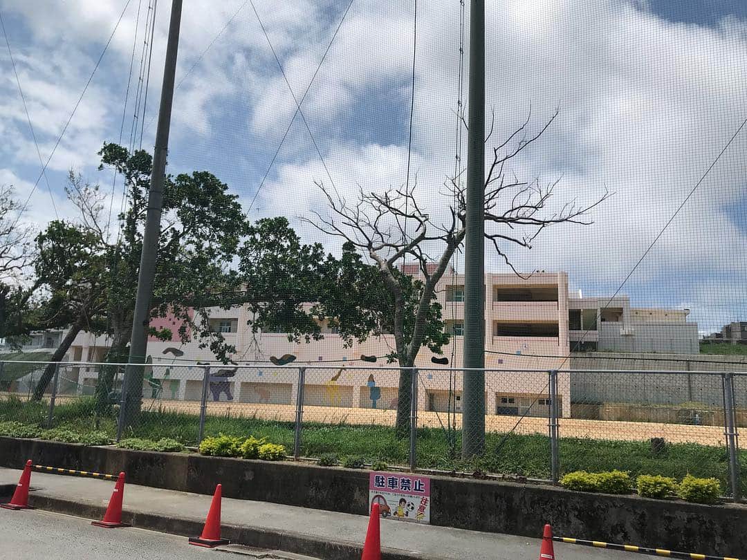 キャンヒロユキさんのインスタグラム写真 - (キャンヒロユキInstagram)「我が母校、沖縄市立島袋小学校。 運動場がめっちゃ広い。 隣には島袋幼稚園とそのグラウンド、小学校の建物の裏にまだ敷地あります。でかい」4月25日 12時55分 - kiyancan