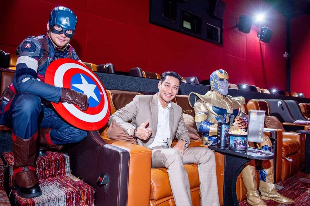 CeCi Thailandさんのインスタグラム写真 - (CeCi ThailandInstagram)「ระหว่าง ป้อง-ณวัฒน์ กับตัวละครจาก “Avengers : ENDGAME” ใครน่าใกล้ชิดมากกว่ากันคะเนี่ยยยย โดยรูปนี้พี่ป้อง จัดเซอร์ไพรส์ในกิจกรรม KRUNGSRI EXCLUSIVE Movie Night เอกสิทธิ์เฉพาะลูกค้ากรุงศรี เอ็กซ์คลูซีฟ เพื่อร่วมดูภาพยนตร์ฟอร์มยักษ์กับลูกค้าคนสำคัญค่ะยูว์ 🤟 ถ้าเป็นเรานะจะนั่งมองพี่ป้องแทนจอหนังตลอด 3 ชั่วโมงเลย อิอิ #KrungsriExclusive #ป้องณวัฒน์ #pongnawat #KrungsriExclusiveMovieNight2019 #MontreePR」4月25日 12時56分 - girldailydotcom